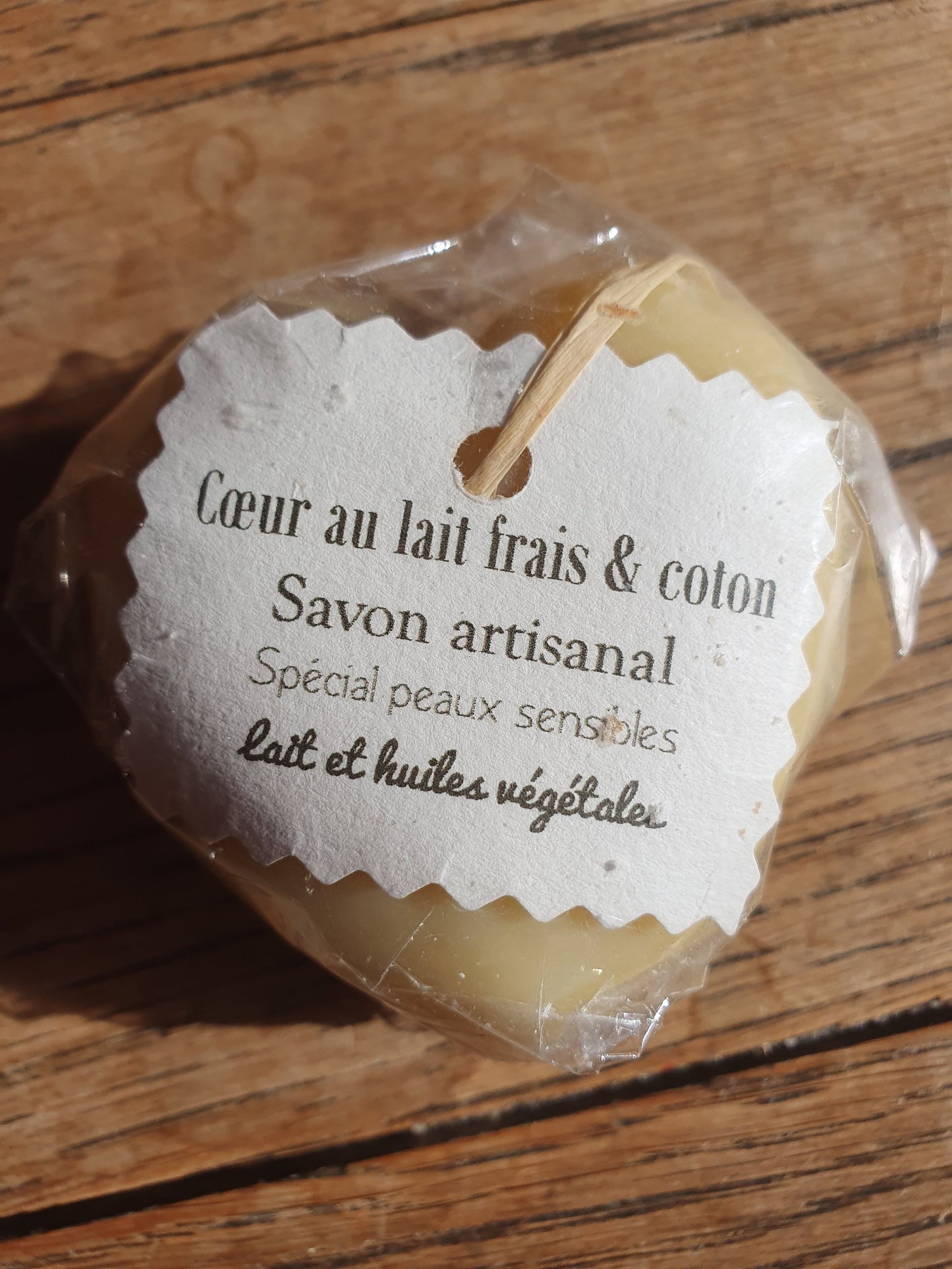 Le "Cœur au lait frais et coton", savon artisanal surgras saponifié à froid tout doux au lait bio et parfumé au coton pour les peaux fragiles et sensibles