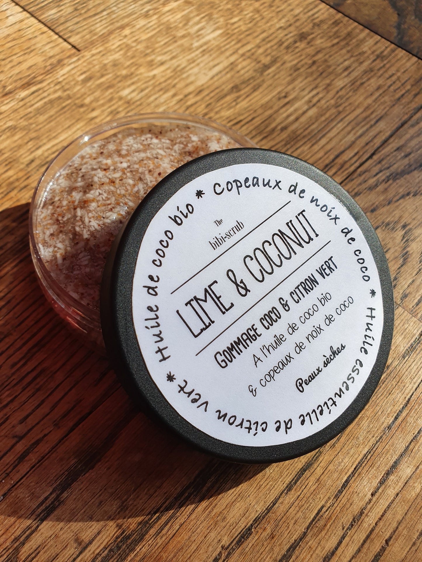 Le "Lime and Coconut", gommage exfolient scrub doux pour le visage à la noix de coco et à l'huile essentielle de citron vert pour les peaux en manque d'hydratation