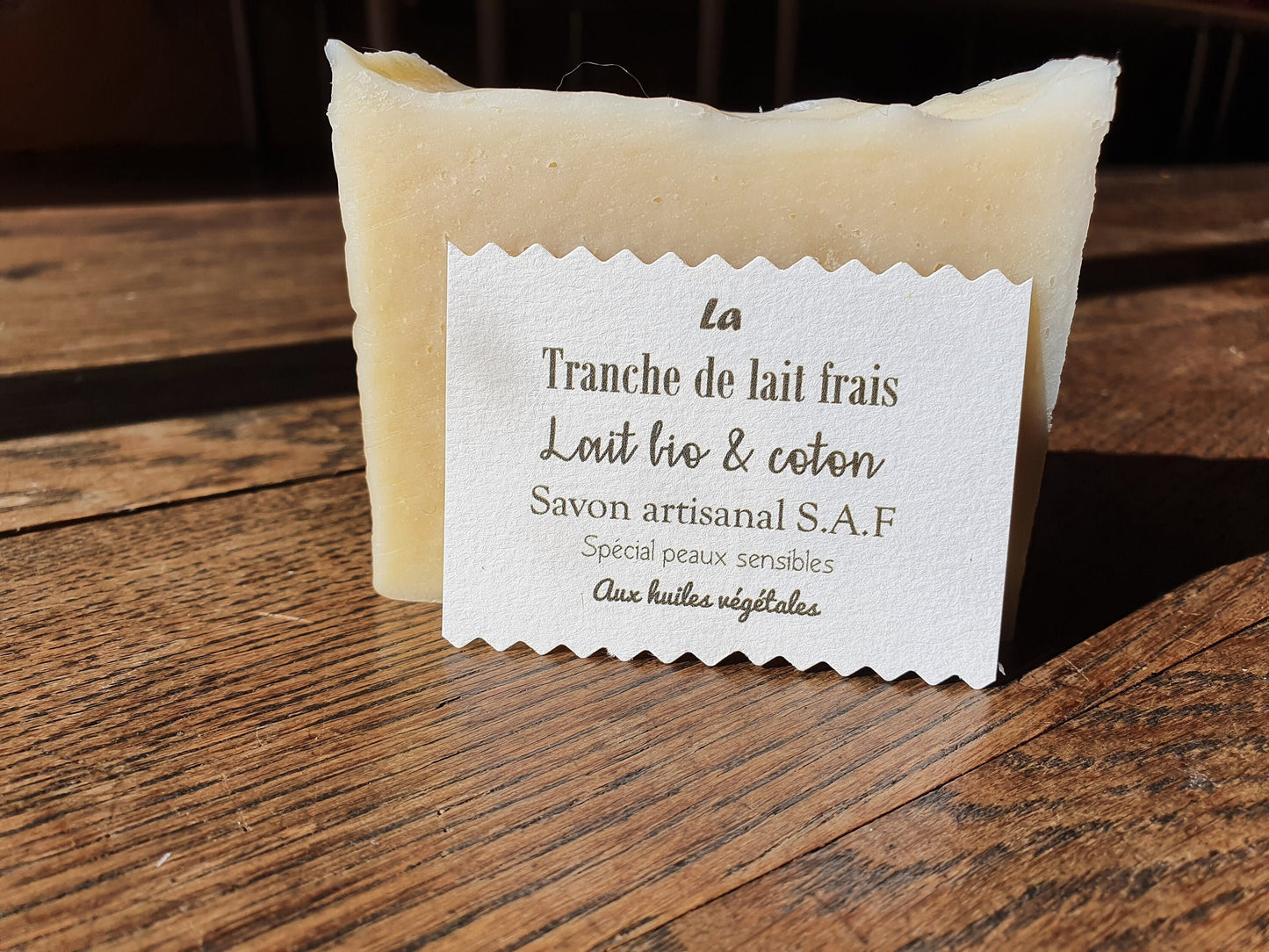 La "Tranche de lait frais", savon artisanal surgras saponifié à froid au lait bio et parfumé au coton pour les peaux fragiles et sensibles