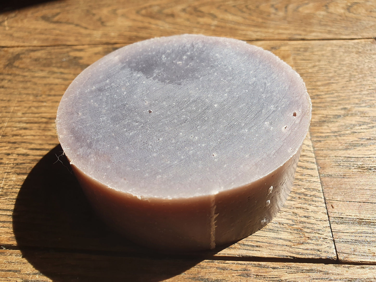 Le "Lavandez-moi", savon surgras artisanal saponifié à froid relaxant et décontractant à l'huile essentielle de lavande et aux huiles végétales