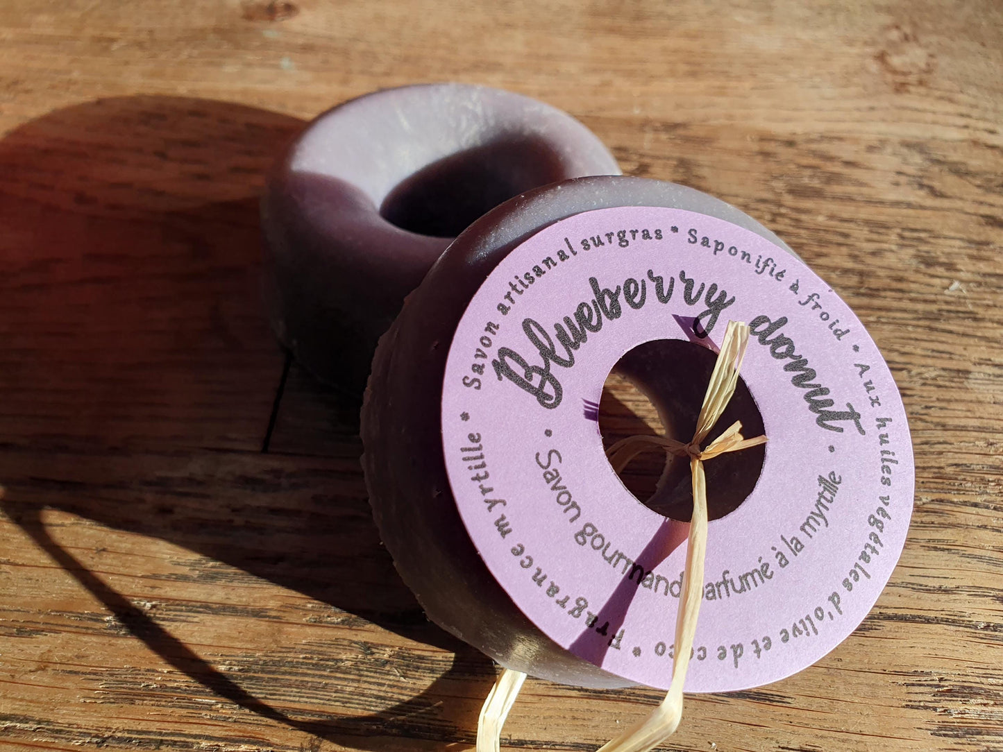 Le "Blueberry donut", savon artisanal surgras saponifié à froid parfumé à la myrtille