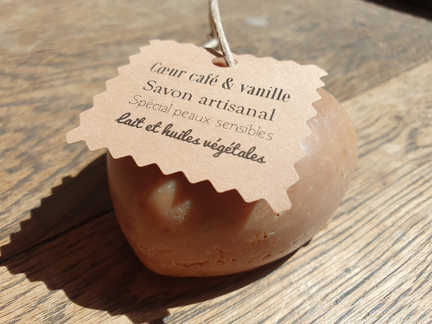 Le "Cœur café-vanille", savon artisanal surgras saponifié à froid au café et parfumé à la vanille légèrement exfolient