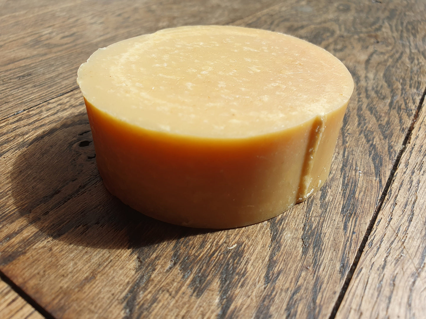 Le "Orange blossom", savon artisanal surgras saponifié à froid à l'huile d'olive et à la fleur d'oranger au parfum divin