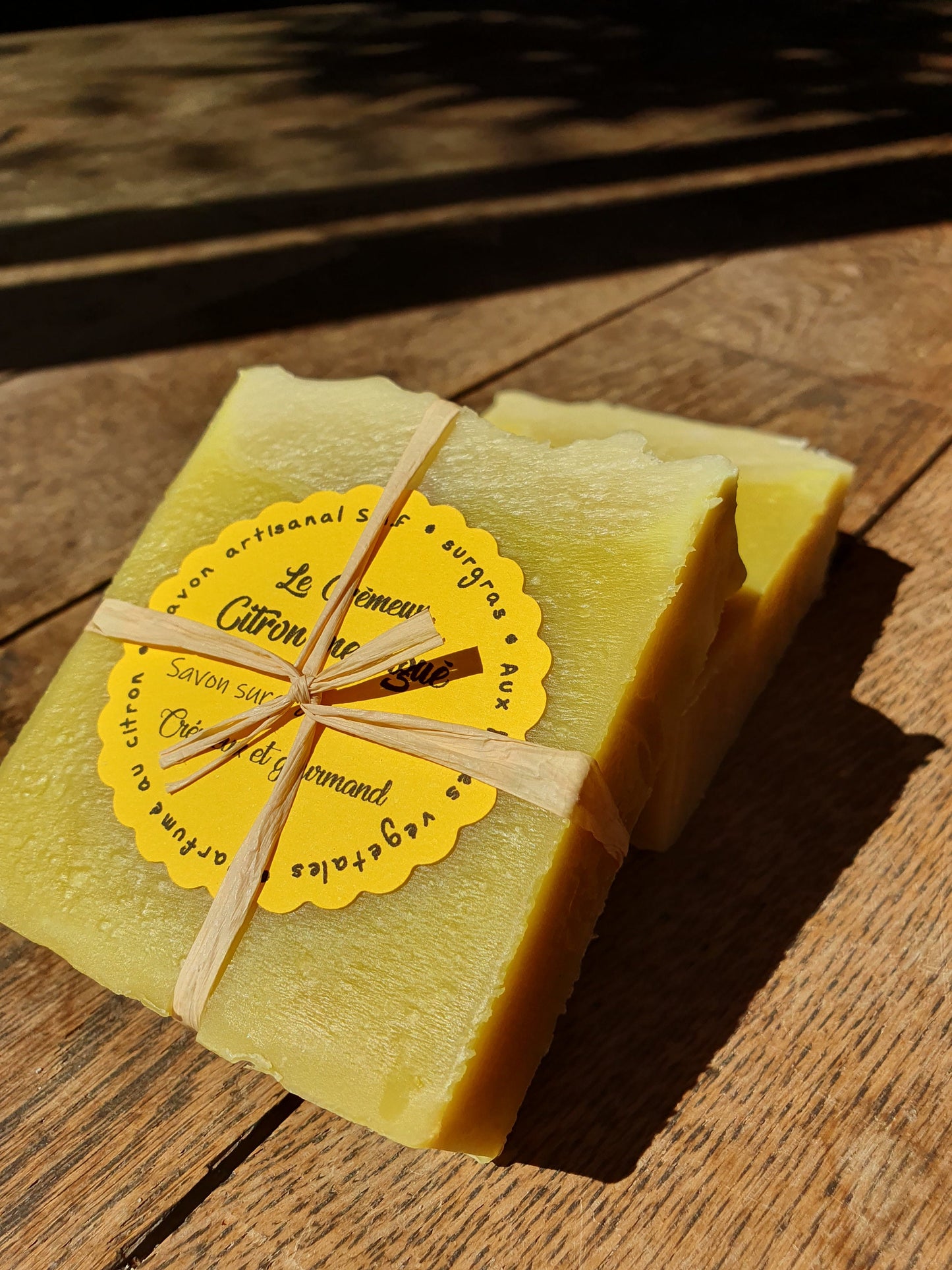 Le "Crémeux citron meringué", savon artisanal surgras saponifié à froid aux huiles végétales et parfumé au citron gourmand