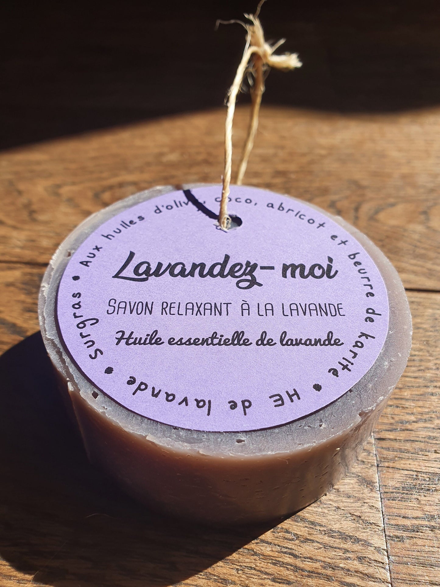 Le "Lavandez-moi", savon surgras artisanal saponifié à froid relaxant et décontractant à l'huile essentielle de lavande et aux huiles végétales