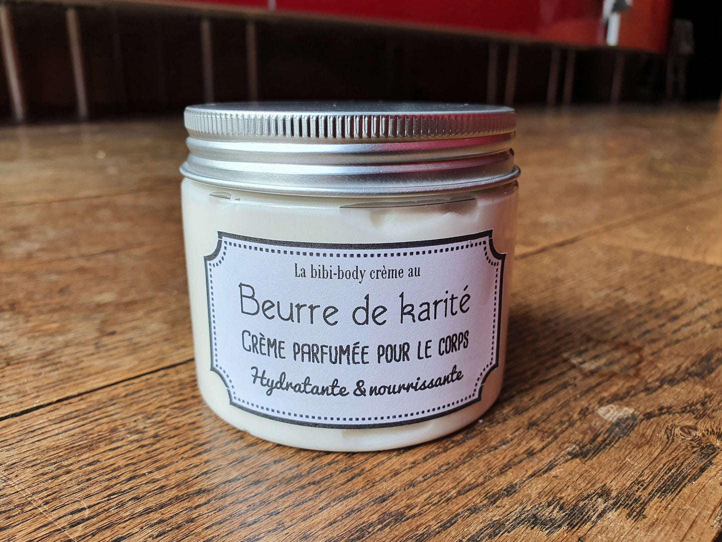 La "Body-crème au beurre de karité", crème nourrissante et hydratante parfumée pour le corps au beurre de karité et huile d'abricot