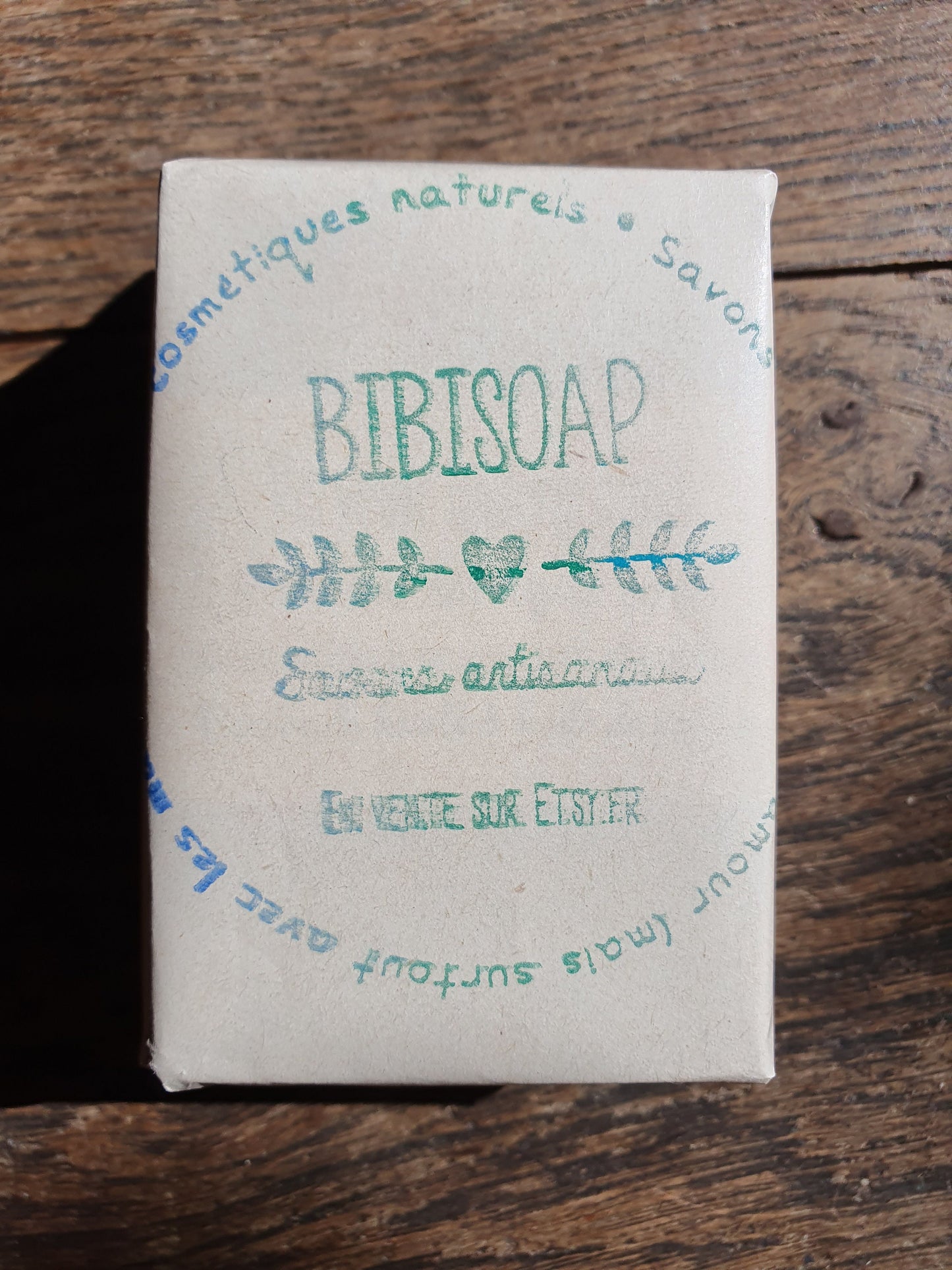 Le "Verveine Underground", savon artisanal surgras saponifié à froid purifiant pour les peaux grasses à l'argile verte, verveine, huile de coco et beurre de karité