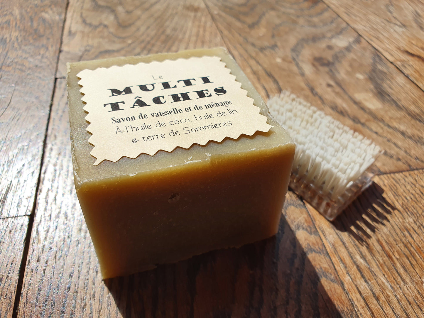 Le "Multi-tâches", savon de vaisselle et de ménage ultra-dégraissant et moussant à l'huile de lin, coco et terre de Sommières