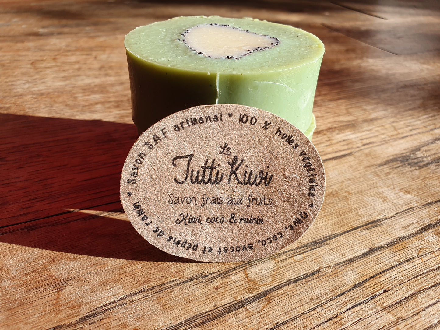 Le "Tutti Kiwi", savon artisanal surgras saponifié à froid frais aux huiles végétales et parfumé au fruit