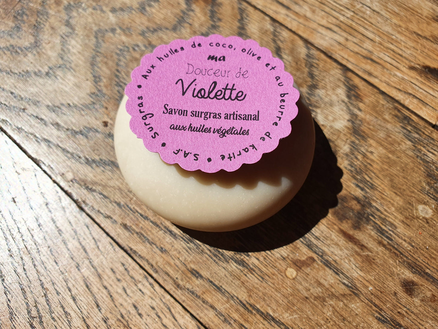 Ma "Douceur de violette", savon artisanal surgras saponifié à froid aux huiles végétales de coco, olive, beurre de karité et à la violette