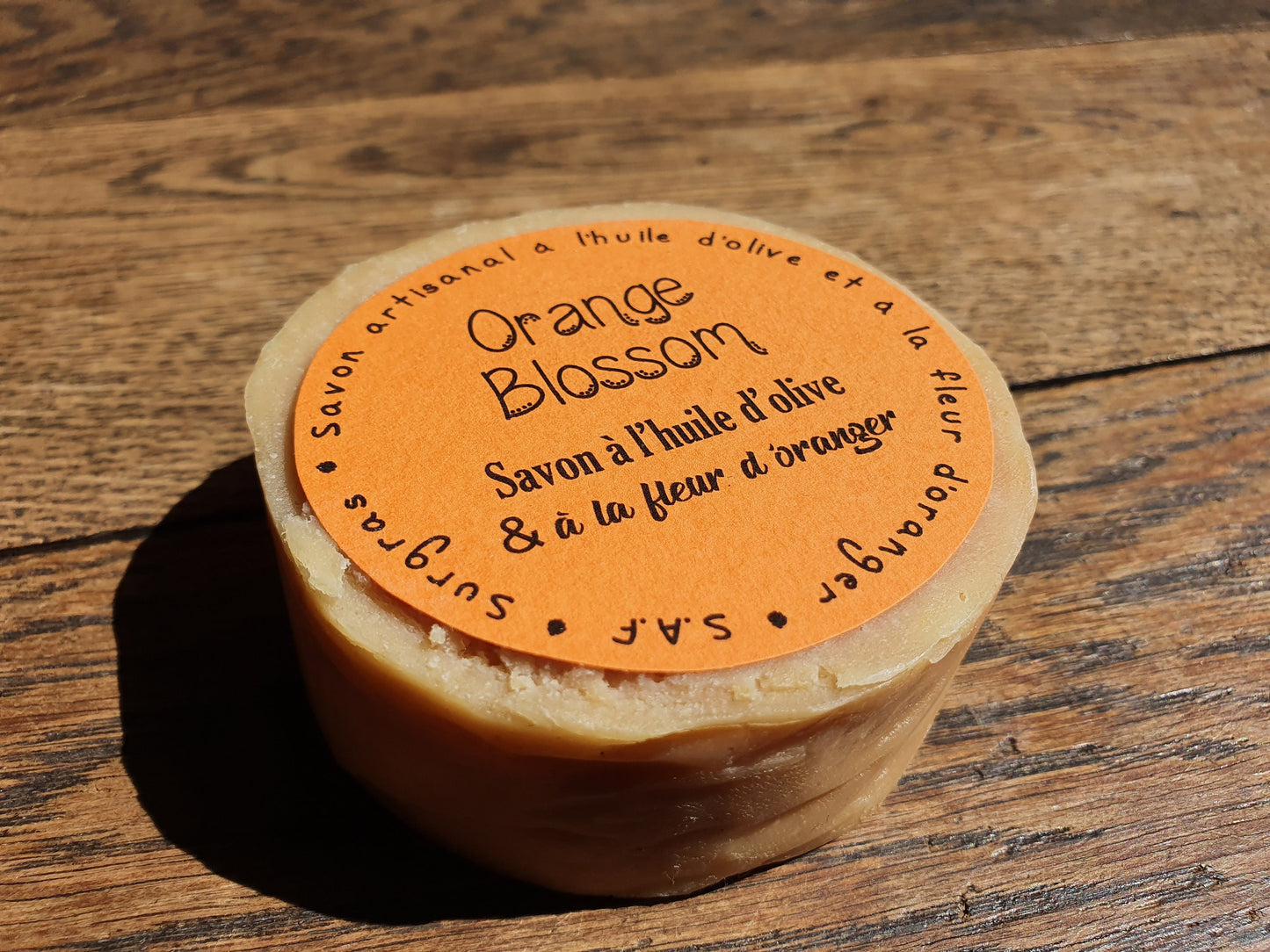 Le "Orange blossom", savon artisanal surgras saponifié à froid à l'huile d'olive et à la fleur d'oranger au parfum divin