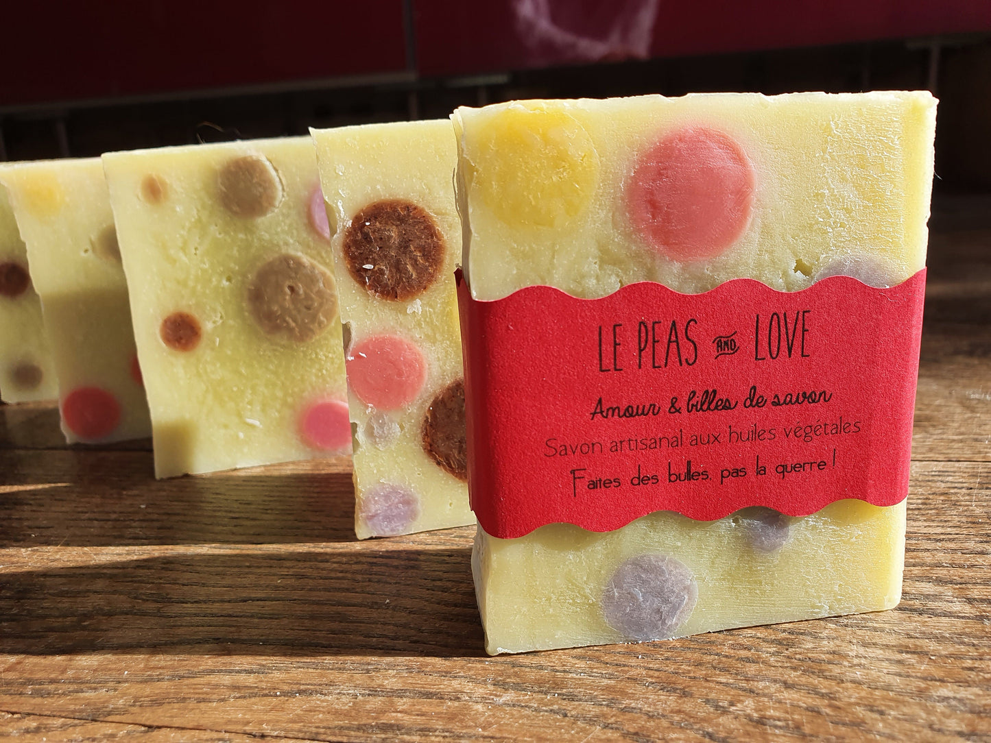 Le "Peas and love", savon artisanal surgras saponifié à froid et unique aux huiles végétales de coco, olive, tournesol avec des inclusions de savon