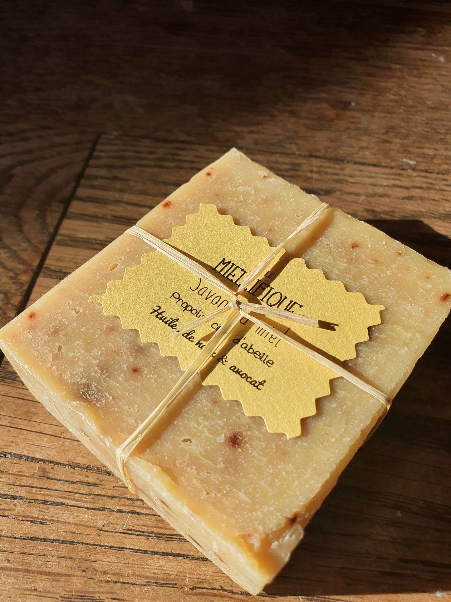 Le "Miellifique", savon artisanal surgras saponifié à froid de la ruche très doux au miel, propolis et cire d'abeille pour les peaux sèches et abîmées