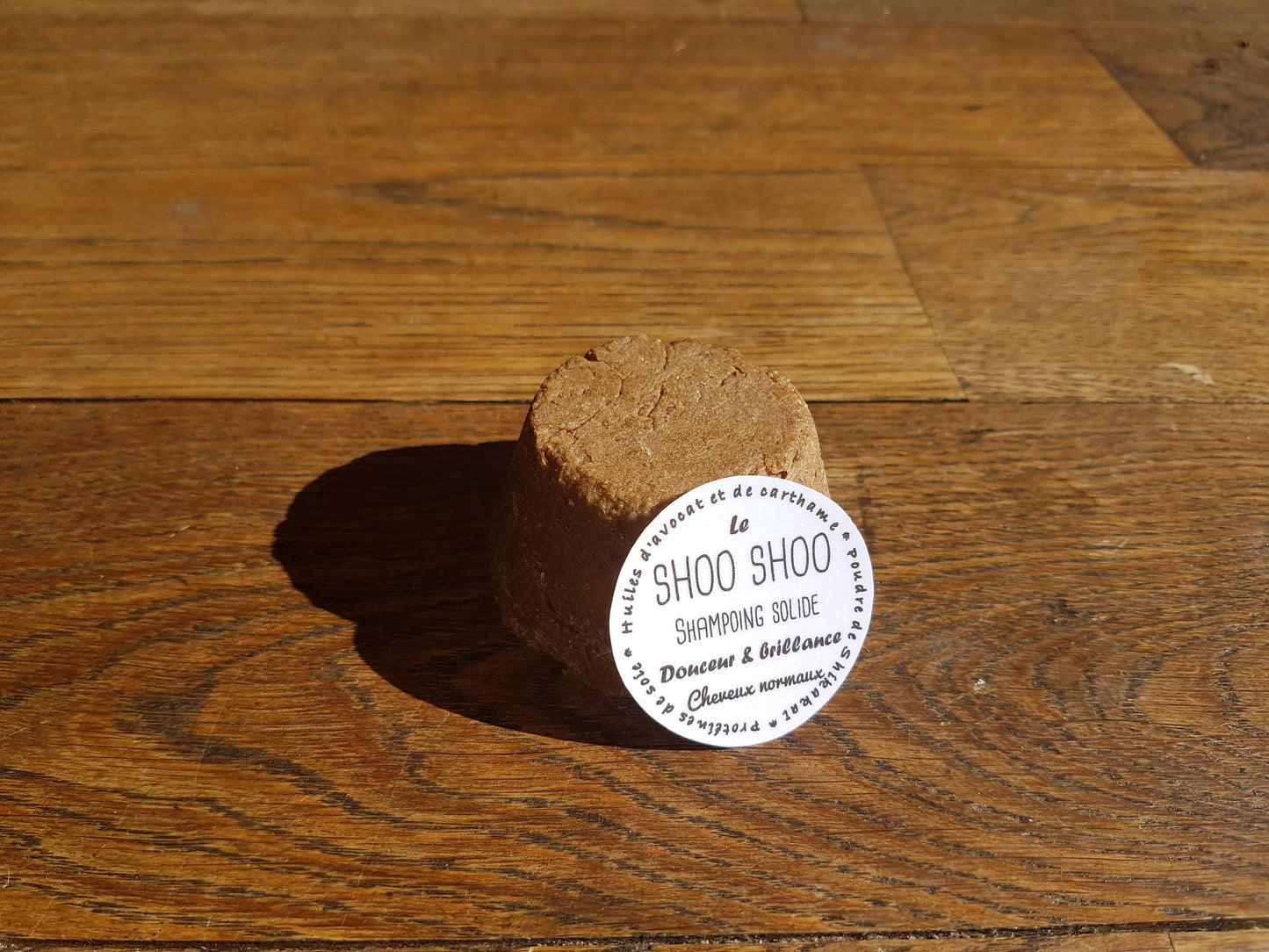 Le "Shoo Shoo, douceur et brillance", shampoing solide artisanal cheveux normaux à l'huile d'avocat, d’olive et de carthame et à la protéine de soie
