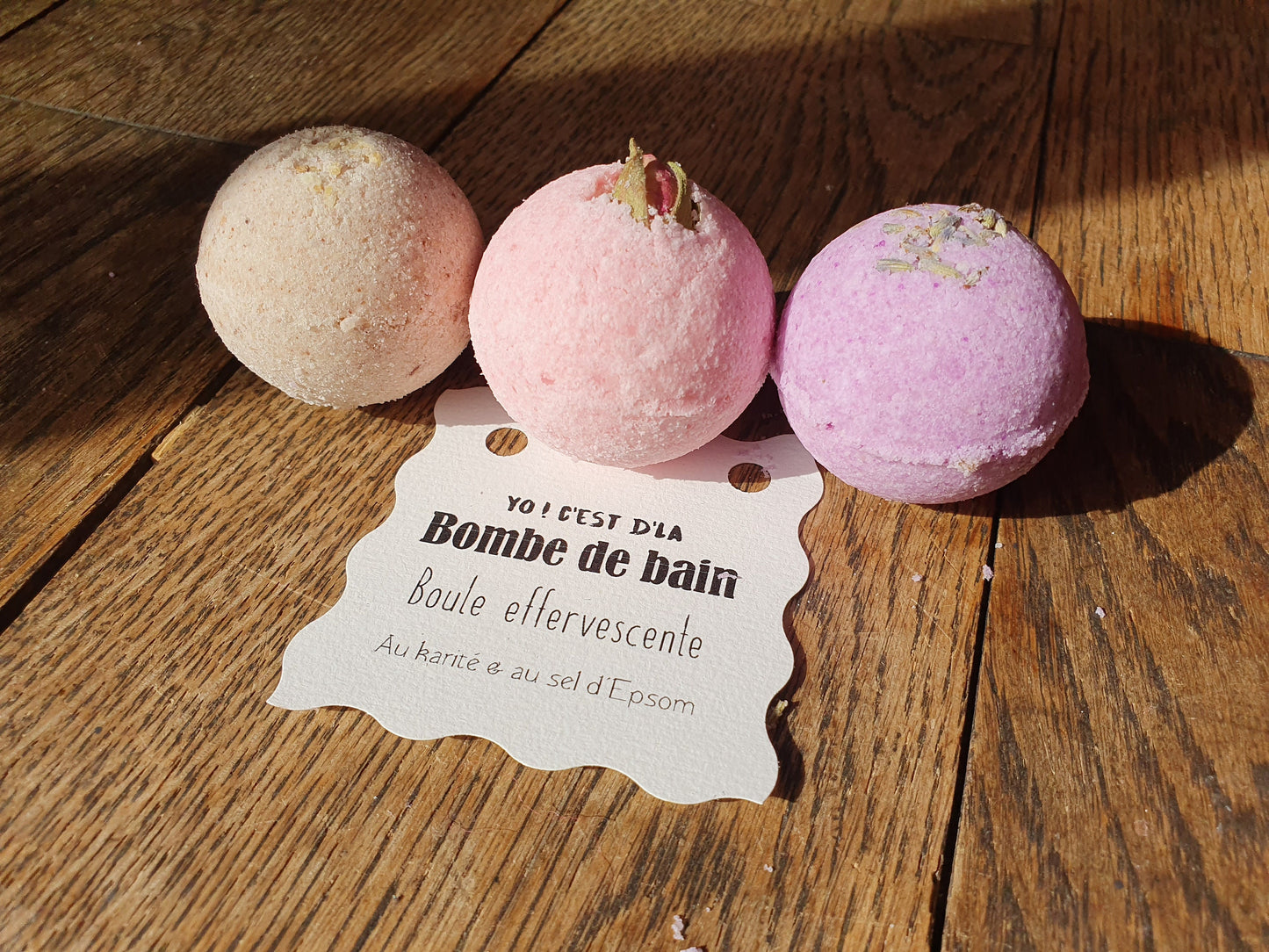 Pochon de 3 petites boules bombes de bain artisanales parfumées effervescentes au beurre de karité et au sel d'Epsom relaxant