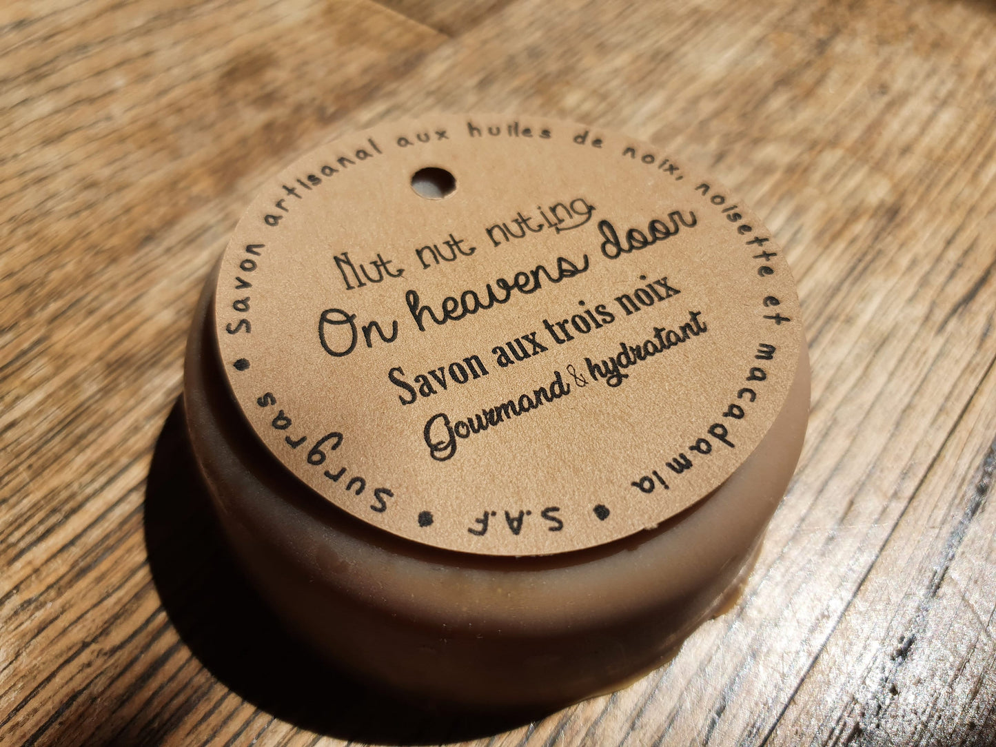 Le "Nut nut nuting on heavens door", savon artisanal surgras saponifié à froid aux huiles de noix, noisette et macadamia gourmand et hydratant