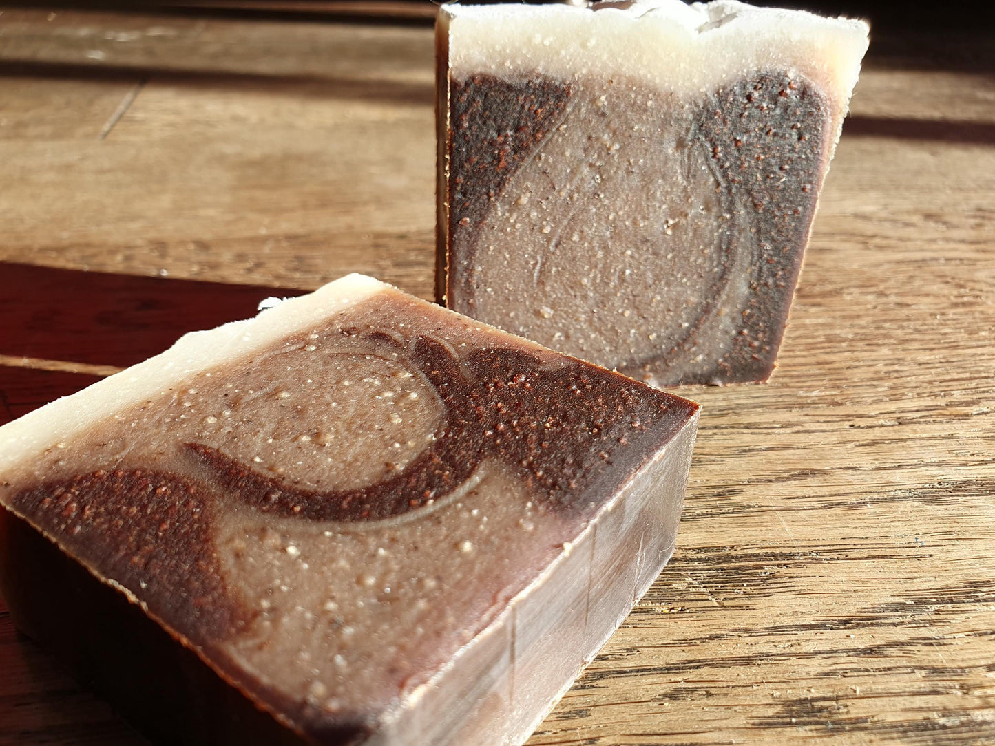 Le "Soappuccino", savon artisanal surgras saponifié à froid marbré au chocolat, café, huiles végétales et beurre de cacao
