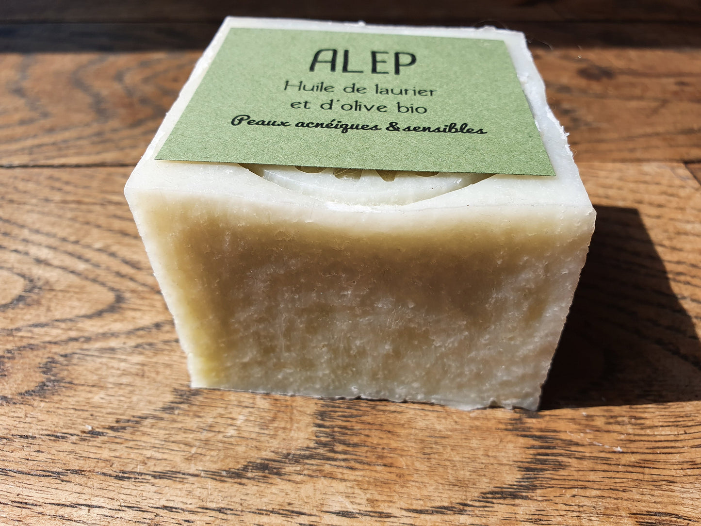 L'"Alep de Buzet", savon artisanal surgras saponifié à froid à l'huile de laurier et d'olive spécial peaux sensibles