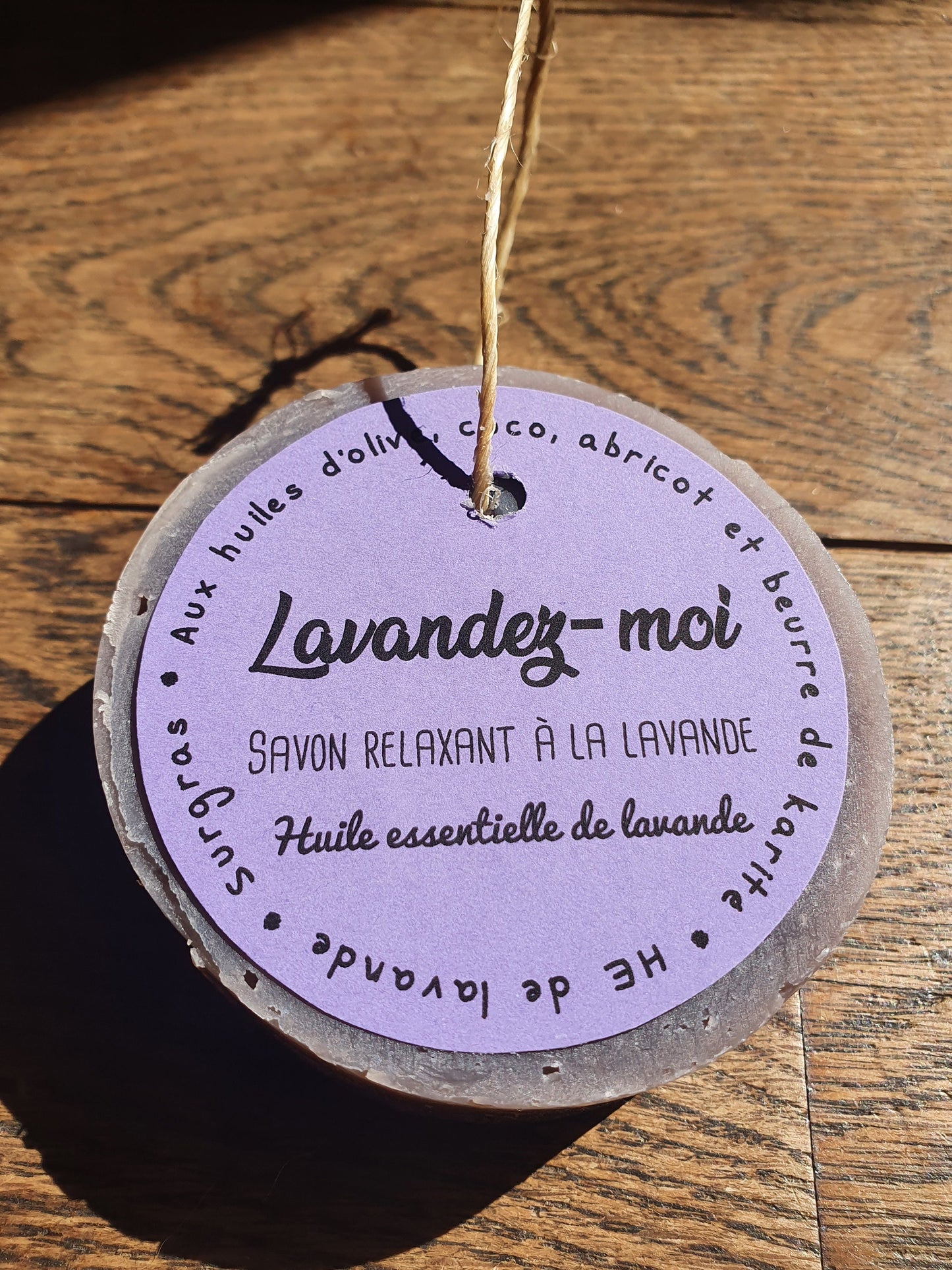 Le "Lavandez-moi", savon surgras artisanal saponifié à froid relaxant et décontractant à l'huile essentielle de lavande et aux huiles végétales