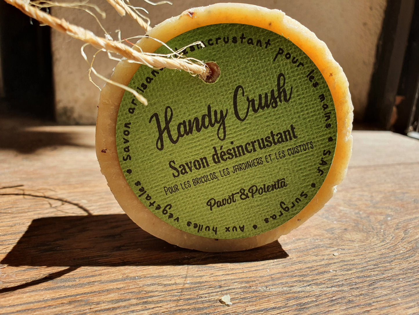 Le "Handy Crush", savon artisanal surgras saponifié à froid désincrustant à la polenta, graines de pavot et huiles végétales pour les mains cuisinières ou bricoleuses