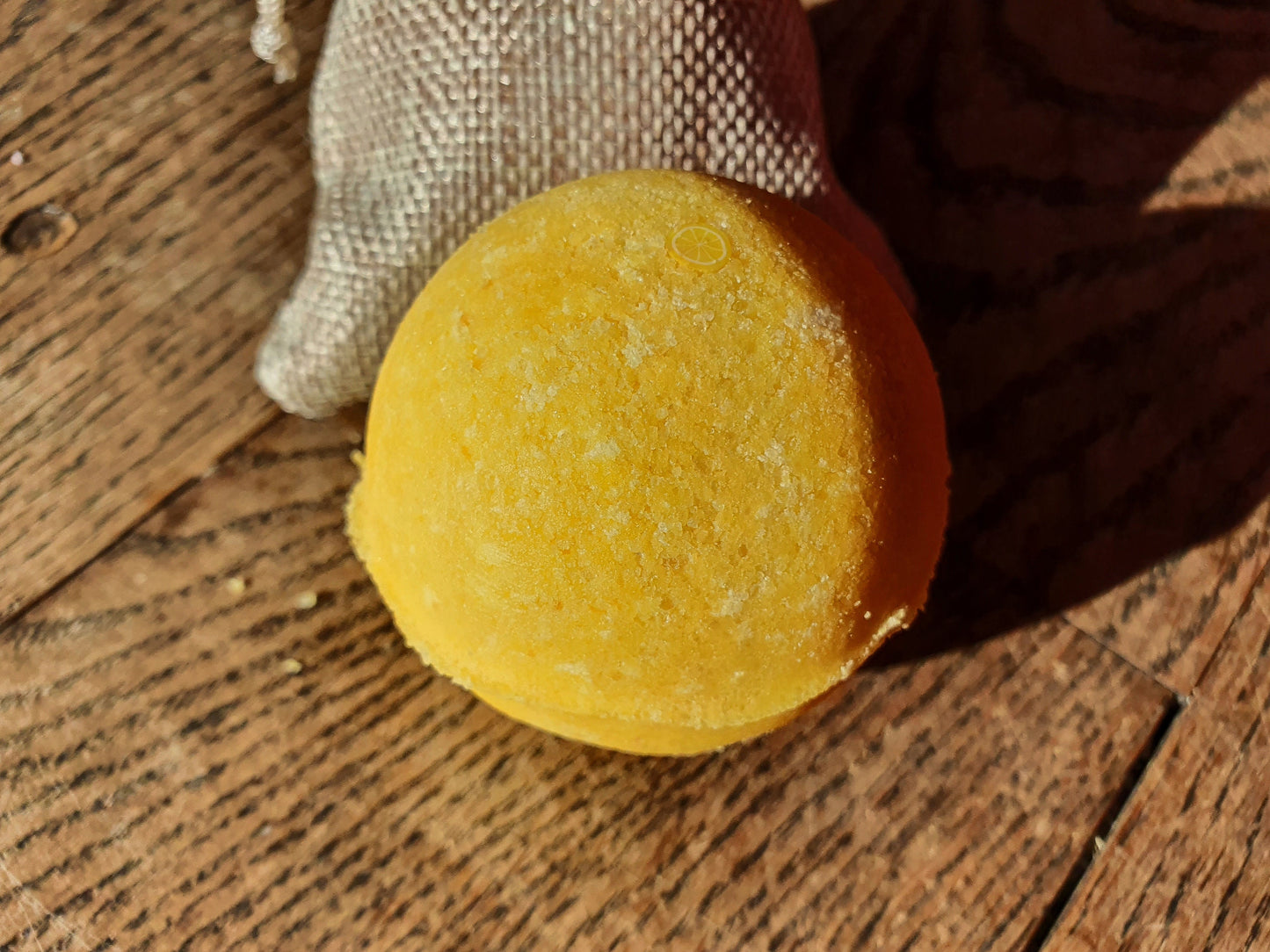 La boule de bain effervescente "Yo ! C'est d'la bombe de bain !" au beurre de karité et au sel d'Epsom relaxant, parfumée au choix