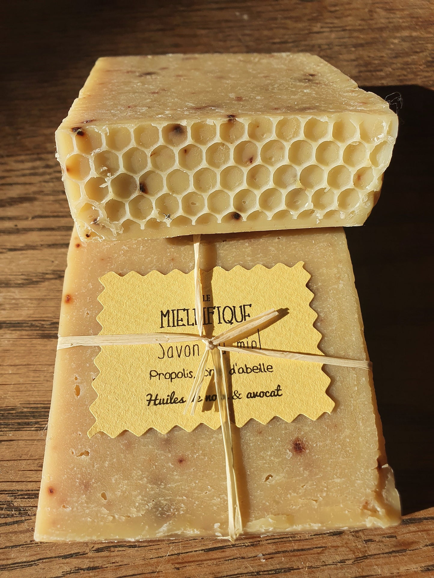 Le "Miellifique", savon artisanal surgras saponifié à froid de la ruche très doux au miel, propolis et cire d'abeille pour les peaux sèches et abîmées