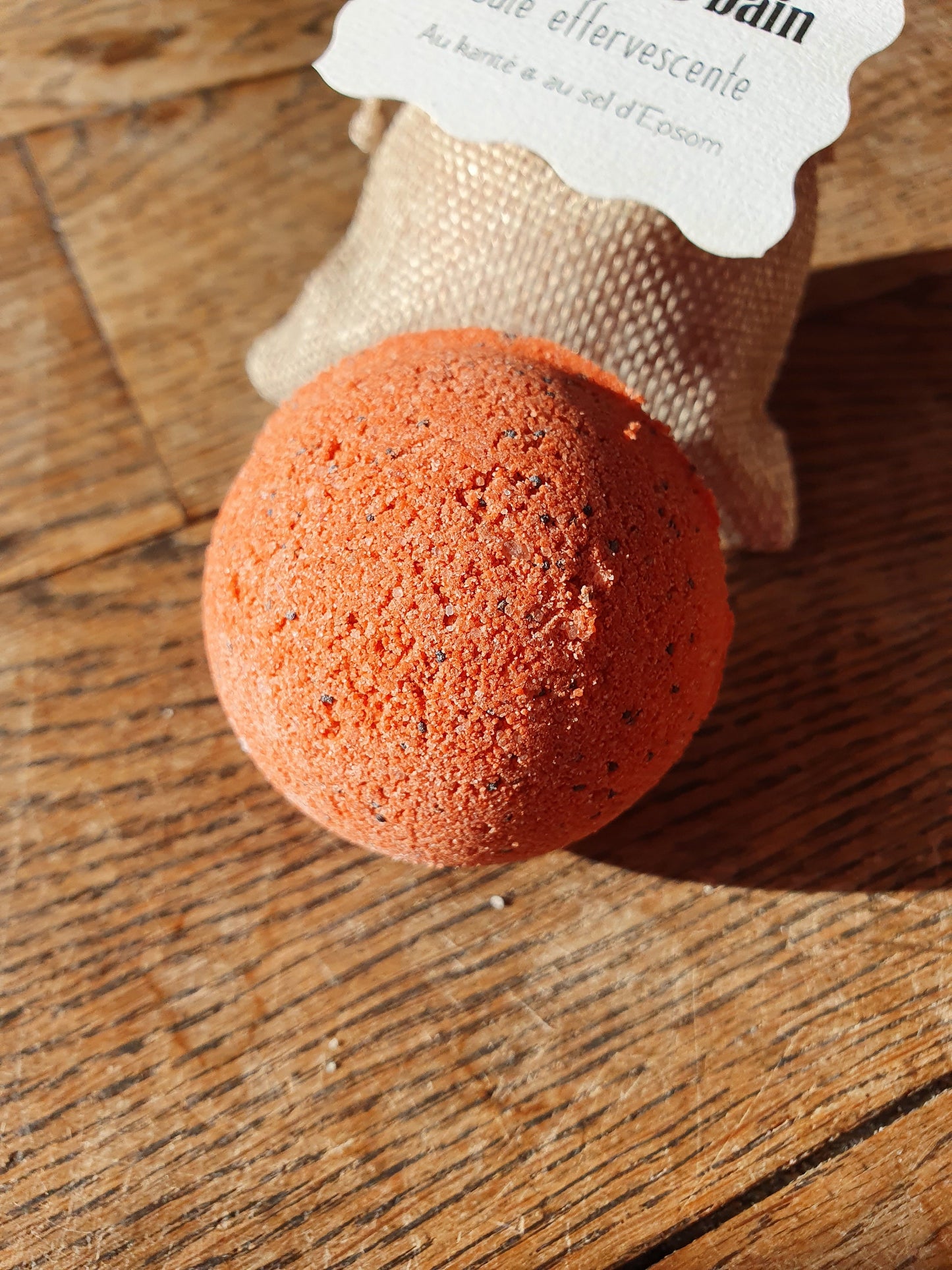 La boule de bain effervescente "Yo ! C'est d'la bombe de bain !" au beurre de karité et au sel d'Epsom relaxant, parfumée au choix