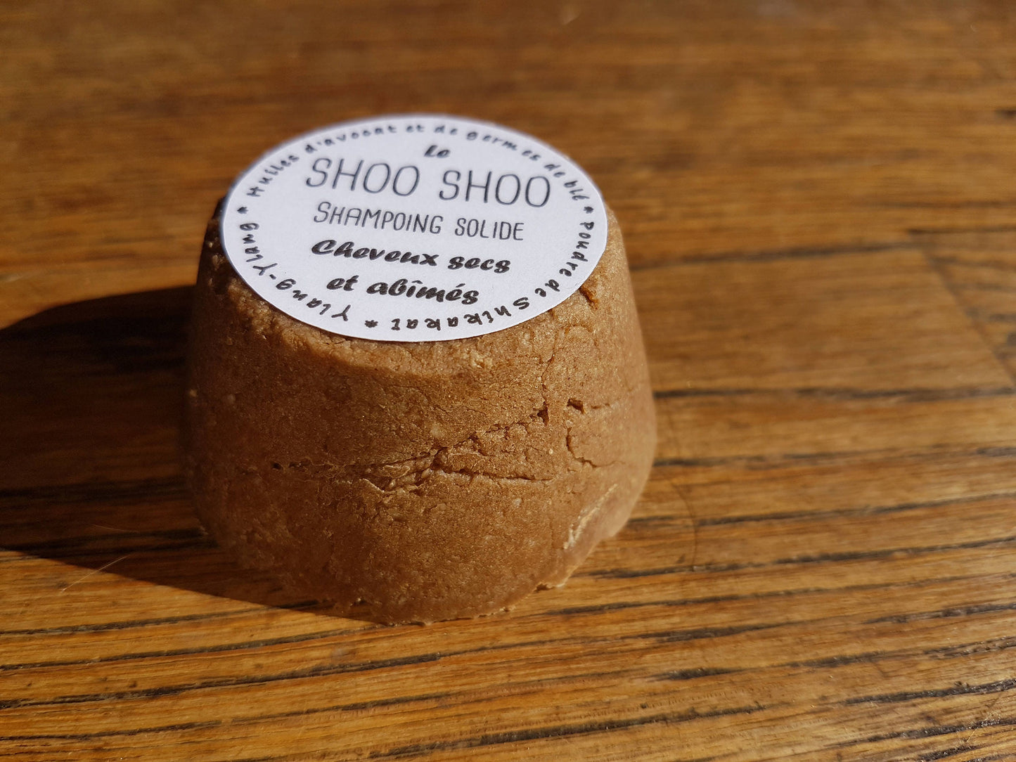 Le "Shoo Shoo cheveux secs et abîmés", shampoing solide artisanal à l'huile d'avocat, coco, ricin et huile essentielle d'ylang-ylang pour une hydratation optimale