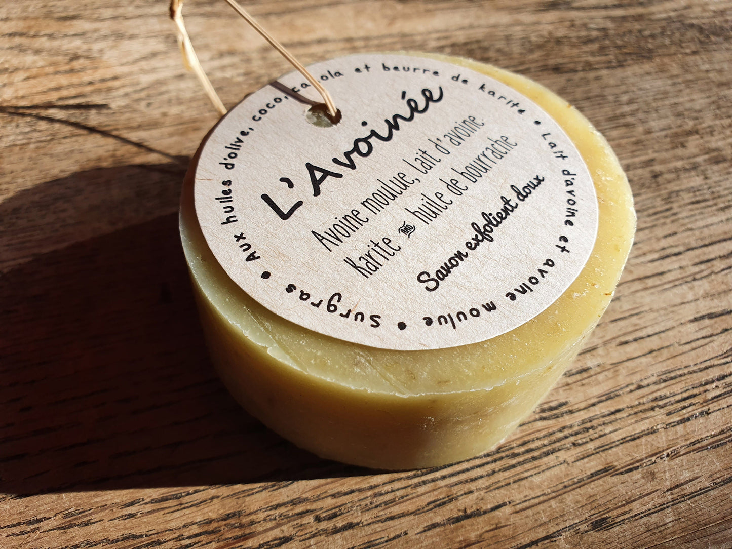 L"Avoinée", savon artisanal surgras saponifié à froid exfolient doux à l'avoine moulue, huile de bourrache et beurre de karité pour peaux sensibles