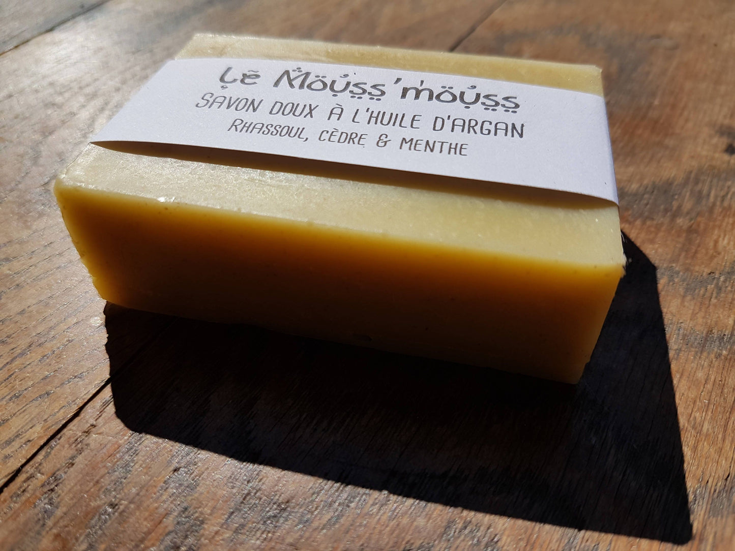 Le "Mouss'mouss", savon artisanal surgras saponifié à froid douceur et hydratation à l'huile d'argan, au rhassoul et huiles essentielles de cèdre, menthe et orange douce