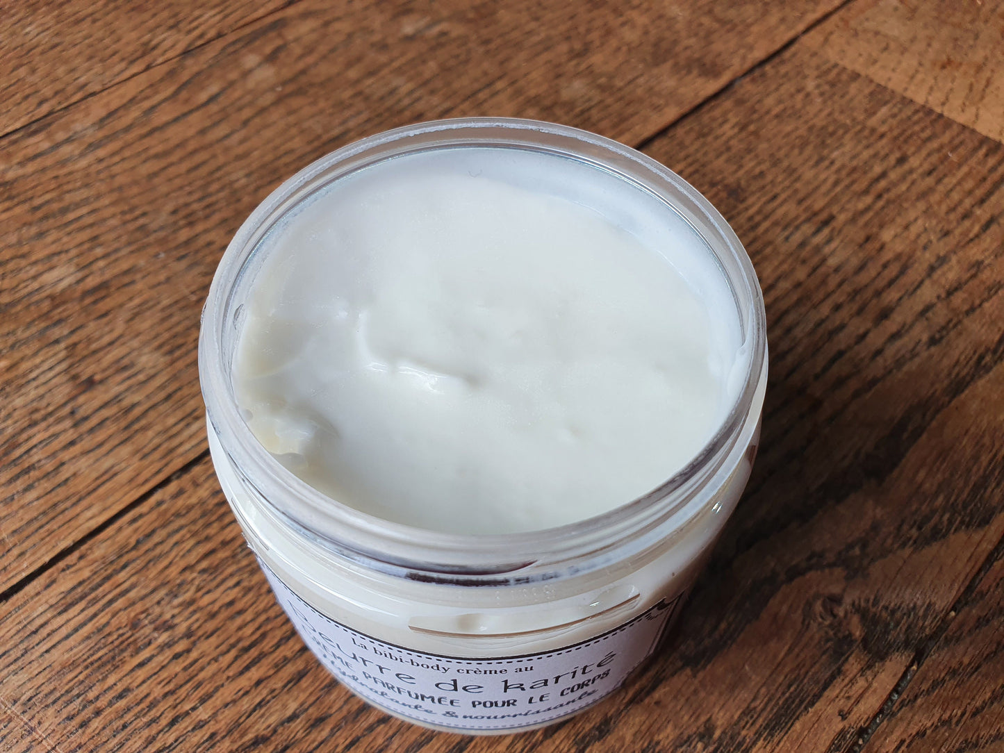 La "Body-crème au beurre de karité", crème nourrissante et hydratante parfumée pour le corps au beurre de karité et huile d'abricot