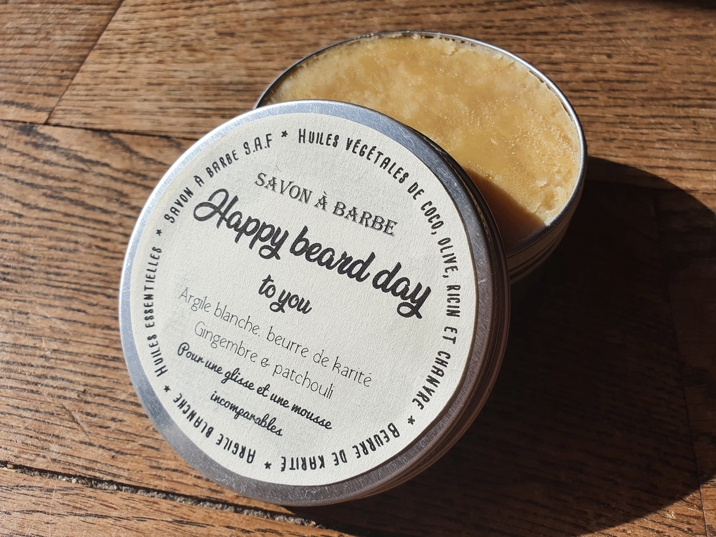 Le "Happy beard day", savon à barbe artisanal surgras saponifié à froid, à l'argile blanche et au karité pour le rasage de ces messieurs