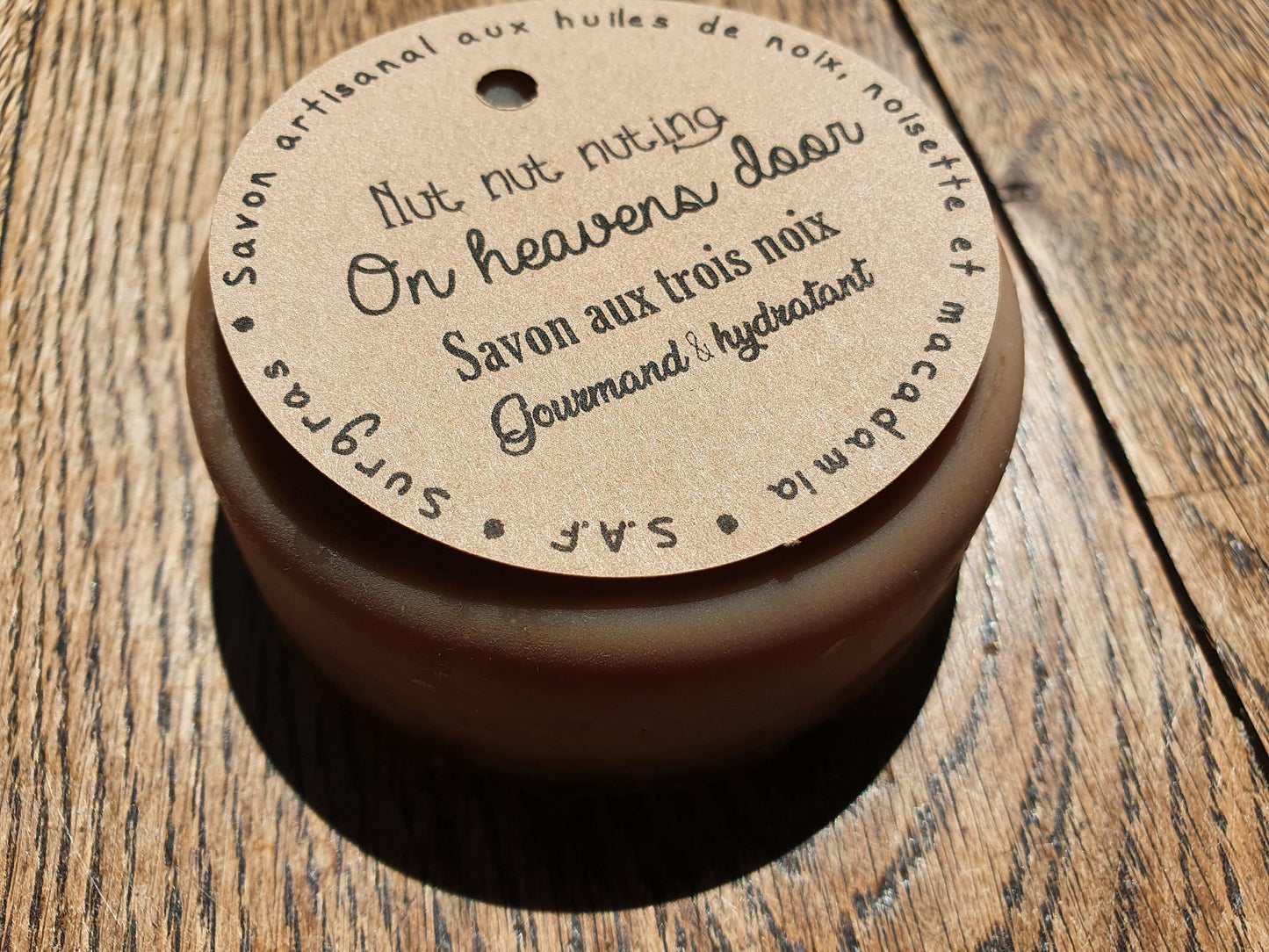 Le "Nut nut nuting on heavens door", savon artisanal surgras saponifié à froid aux huiles de noix, noisette et macadamia gourmand et hydratant