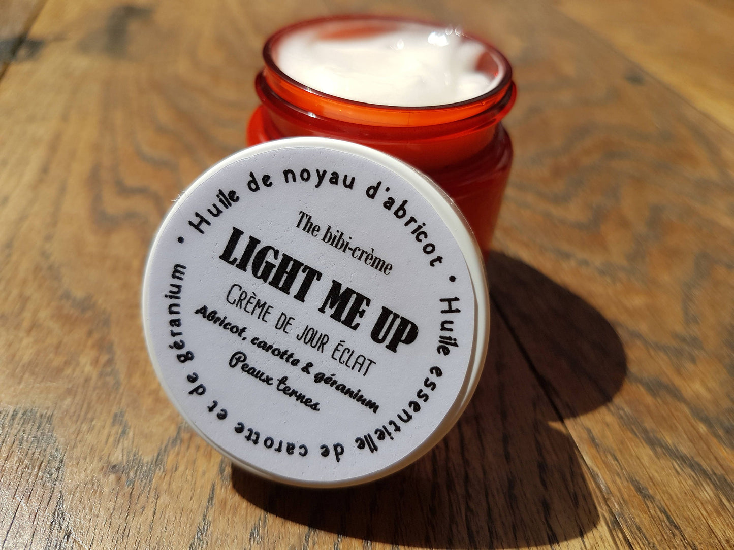 La "Light me up", crème de jour éclat du teint à l'huile de buriti, au macérât de carotte et huile essentielle de géranium peaux ternes
