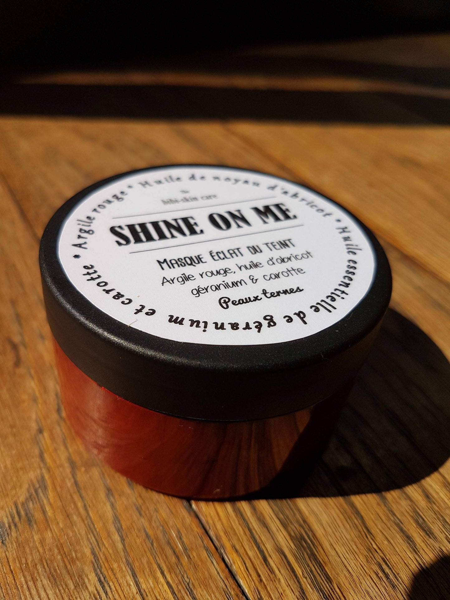 Le "Shine on me", masque pour une peau éclatante et lumineuse à l'argile rouge, à l'huile d'abricot, huile essentielle de géranium et de carotte