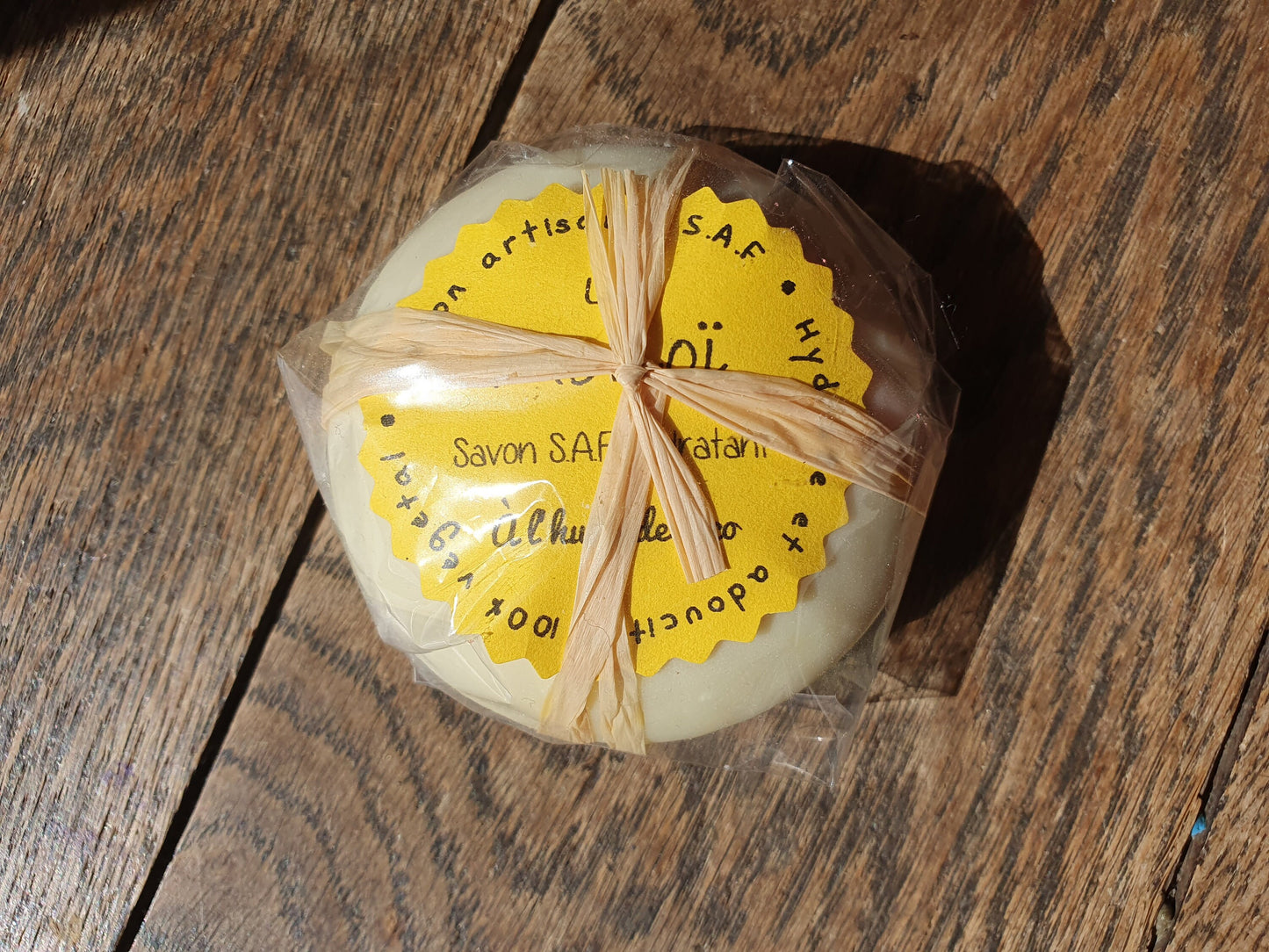 Le "Monoï", savon artisanal surgras saponifié à froid aux huiles végétales de coco, olive et parfumé au monoï