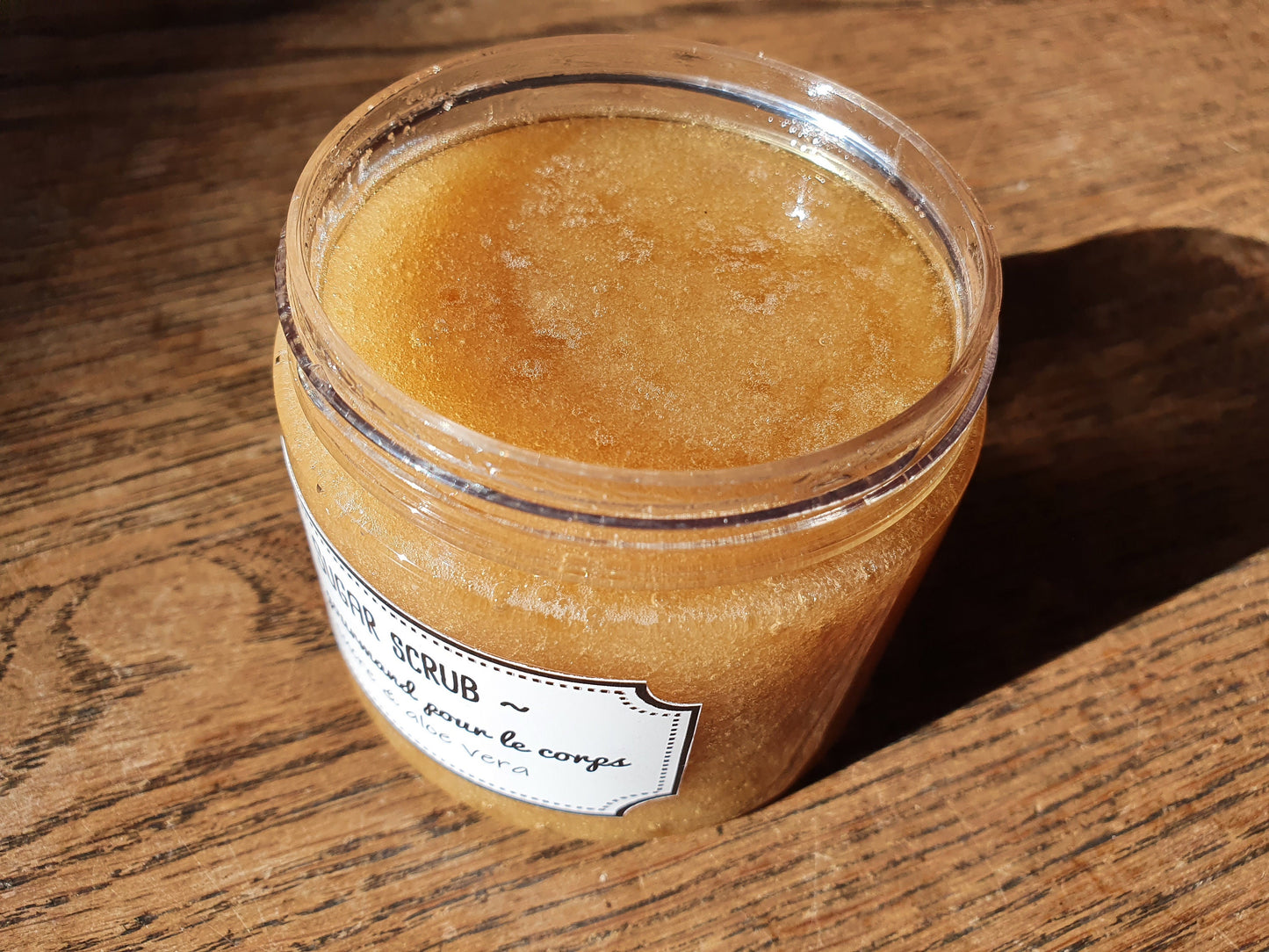 Le "Sugar Scrub" gommage pour le corps sucre, au miel et au gel d'aloe vera pour une peau nourrie, exfoliée et éclatante