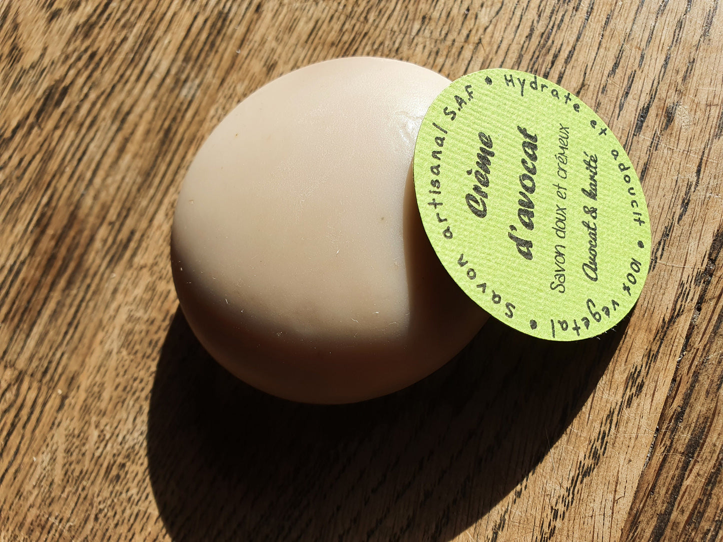 La "Crème d'avocat", savon artisanal surgras saponifié à froid à l'avocat frais et aux huiles végétales d'avocat, olive, coco et beurre de karité