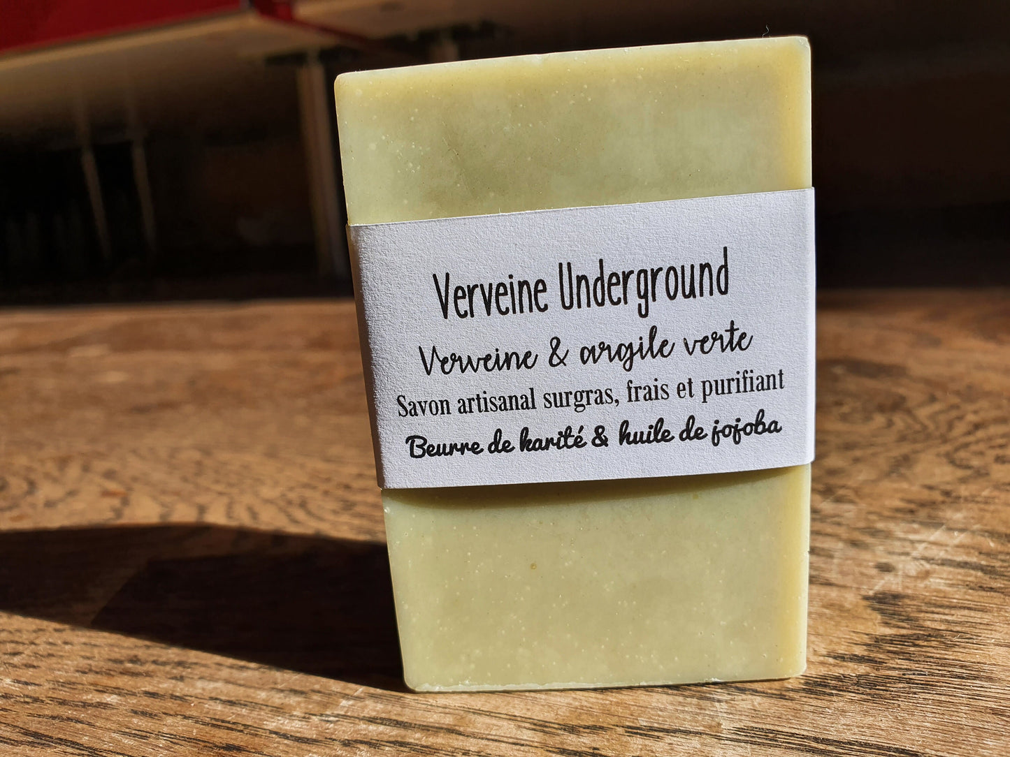 Le "Verveine Underground", savon artisanal surgras saponifié à froid purifiant pour les peaux grasses à l'argile verte, verveine, huile de coco et beurre de karité