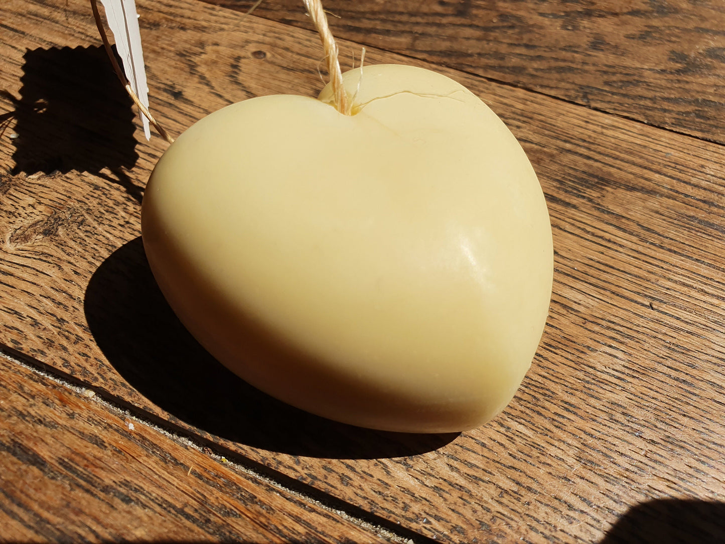 Le "Cœur au lait frais et coton", savon artisanal surgras saponifié à froid tout doux au lait bio et parfumé au coton pour les peaux fragiles et sensibles