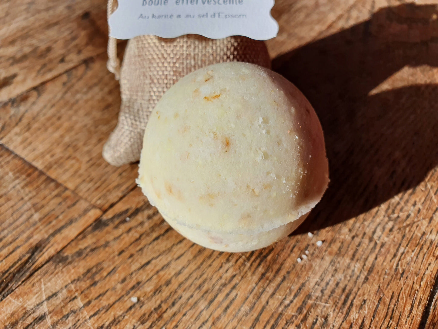 La boule de bain effervescente "Yo ! C'est d'la bombe de bain !" au beurre de karité et au sel d'Epsom relaxant, parfumée au choix