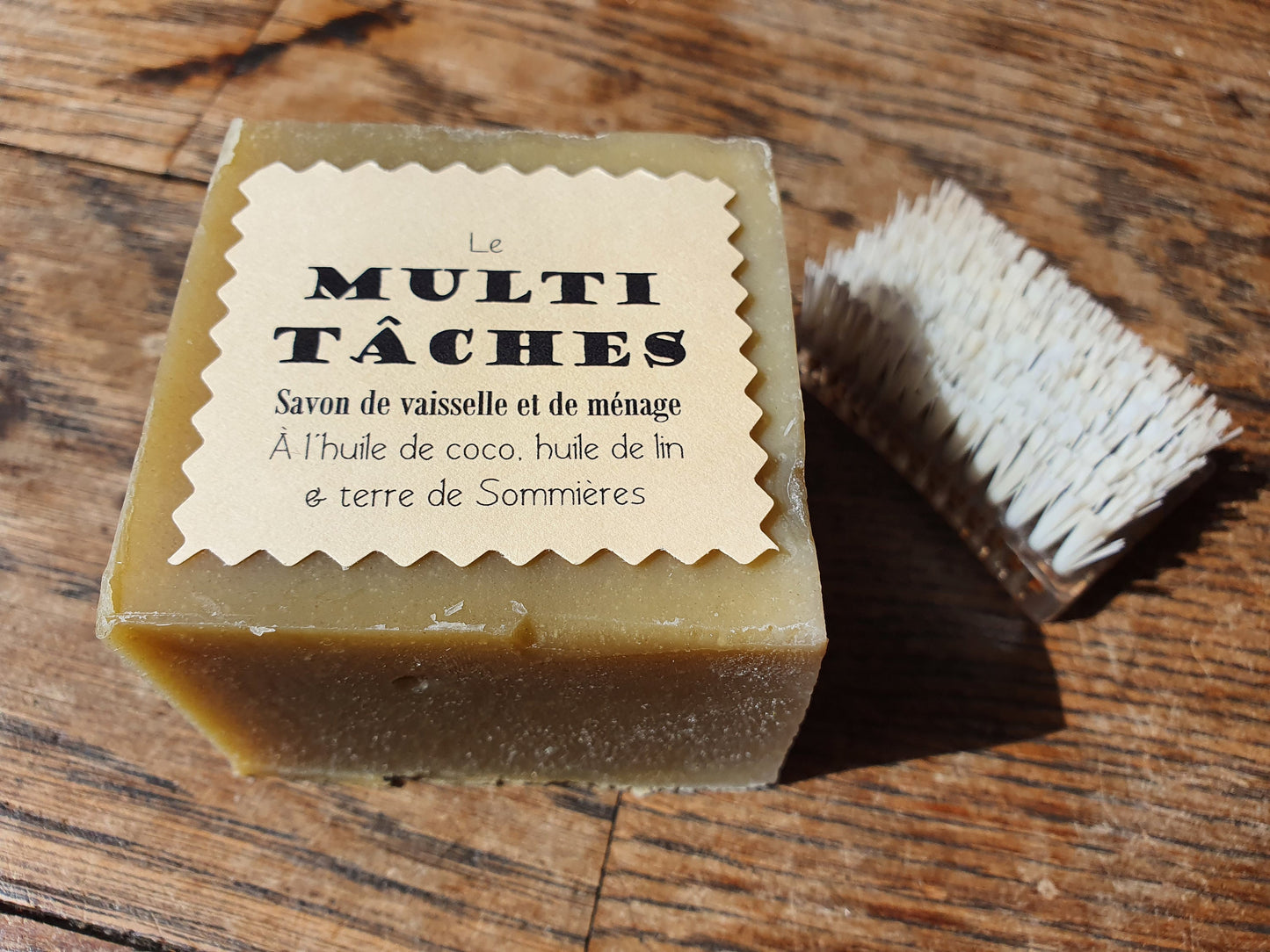Le "Multi-tâches", savon de vaisselle et de ménage ultra-dégraissant et moussant à l'huile de lin, coco et terre de Sommières