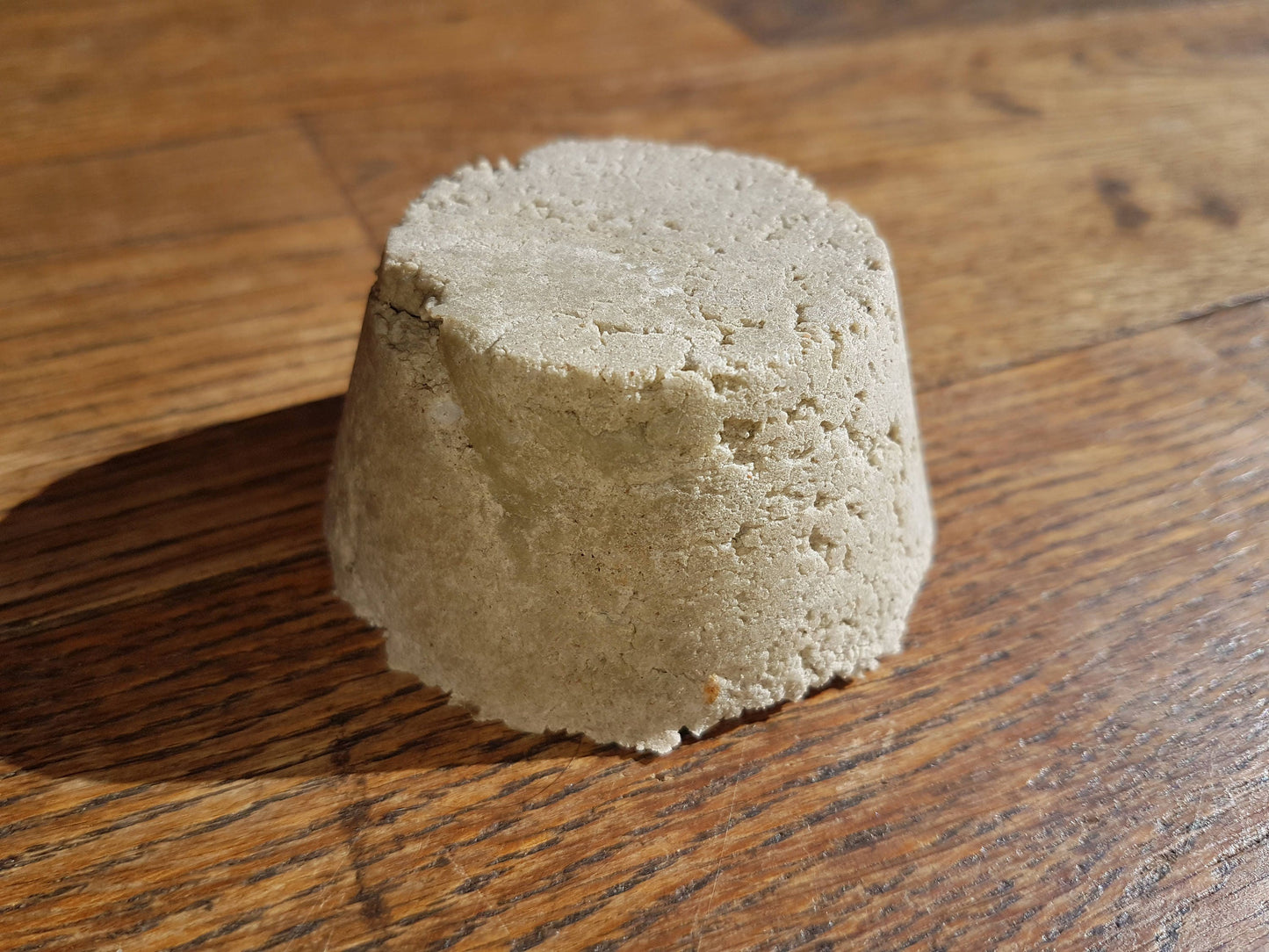 Le "Shoo Shoo cheveux gras", shampoing solide artisanal purifiant aux argiles, huile de noisette, jojoba et huile essentielle de litsée citronnée