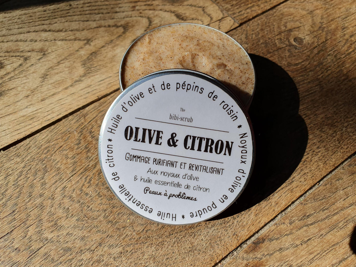 Le "Olive et citron", gommage scrub exfolient doux pour le visage à l'huile d'olive et à l'huile essentielle de citron pour les peaux acnéiques