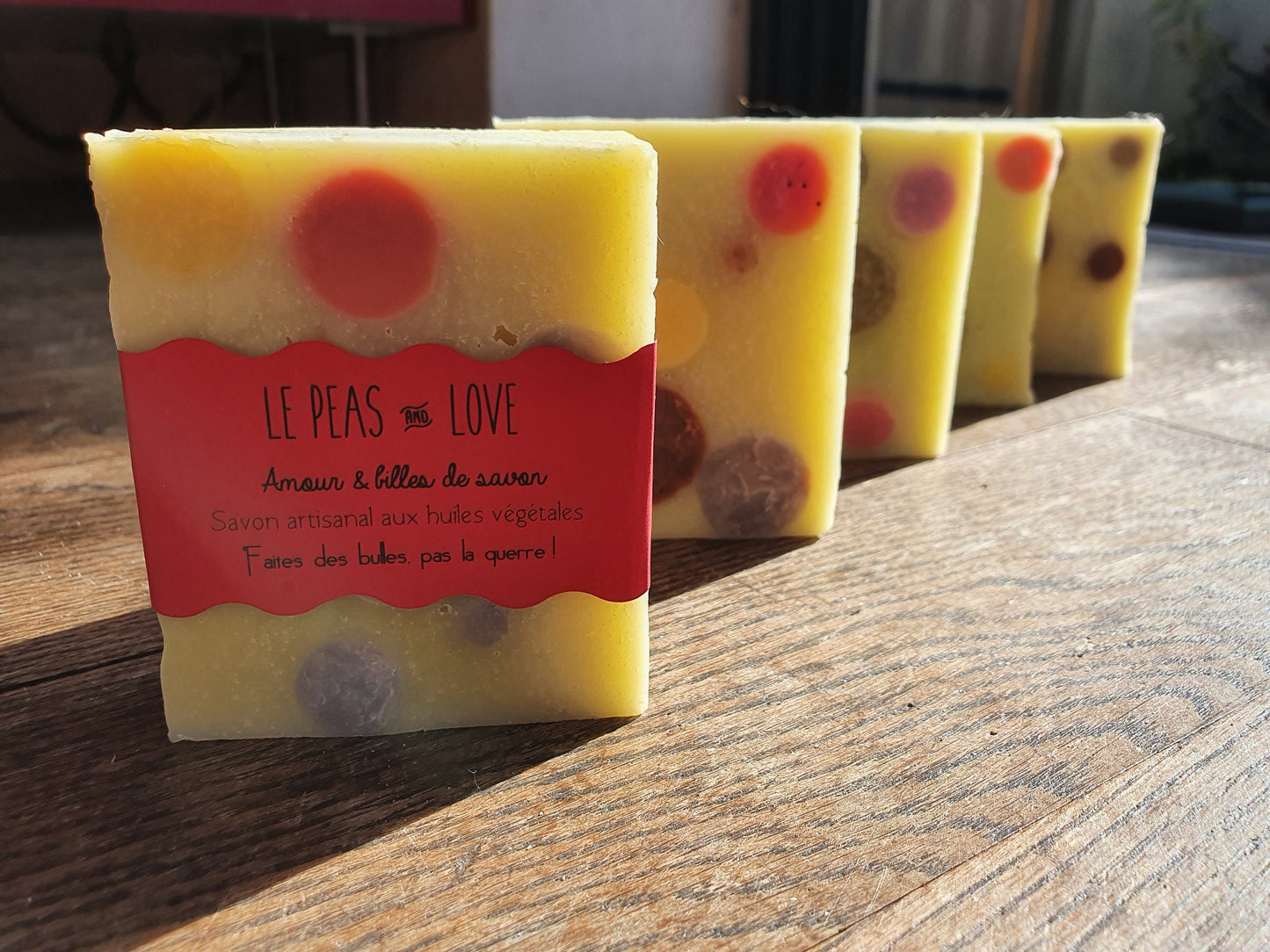 Le "Peas and love", savon artisanal surgras saponifié à froid et unique aux huiles végétales de coco, olive, tournesol avec des inclusions de savon
