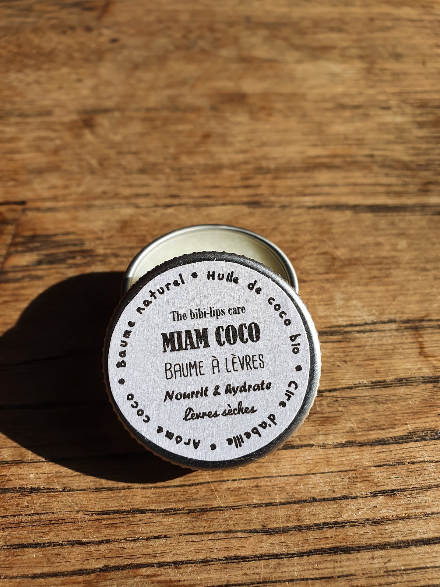 Le "Miam Coco", baume à lèvres à l'huile de coco bio, beurre de cacao, cire d'abeille et arôme naturel de coco pour les lèvres sèches et déshydratées
