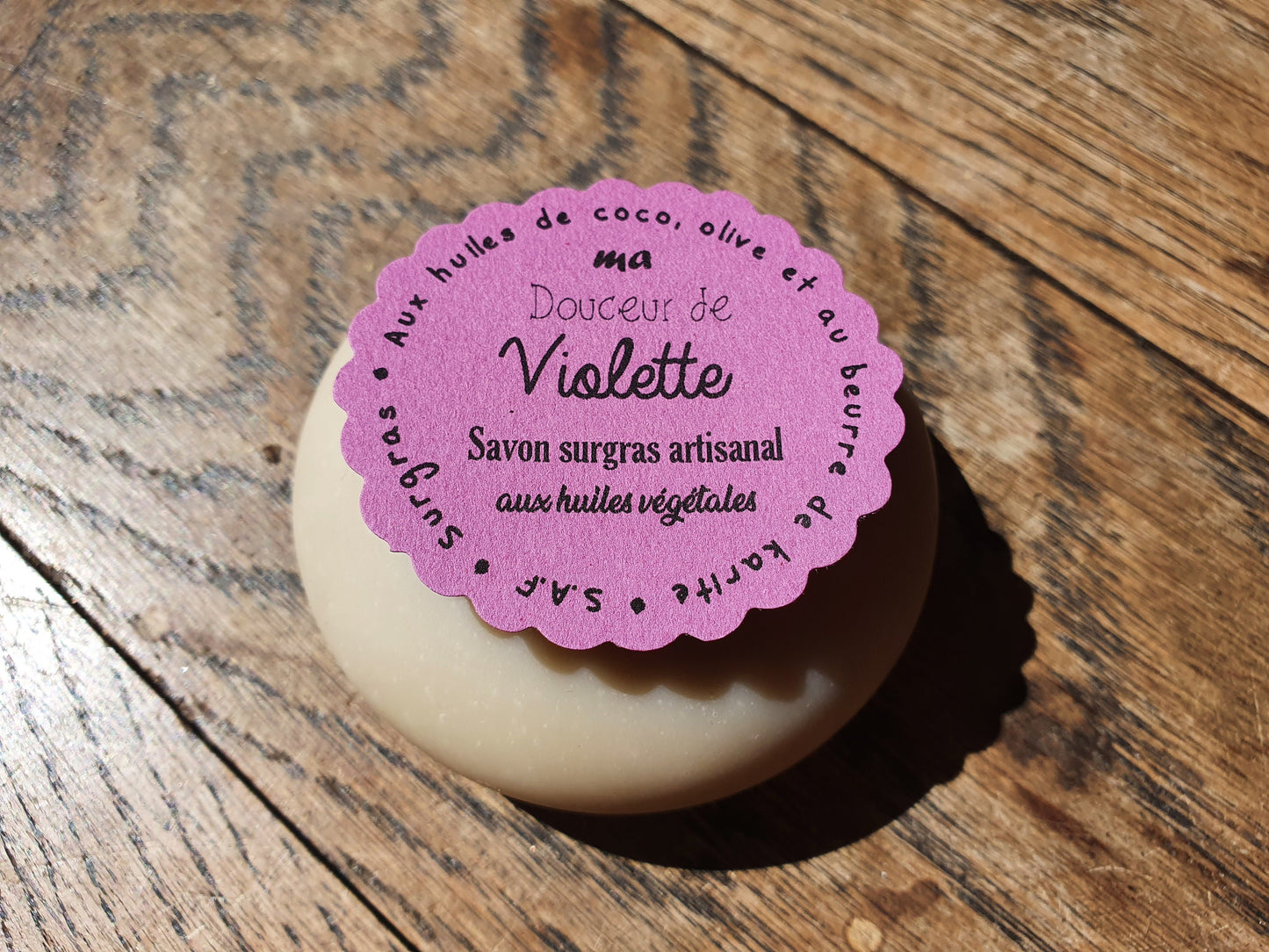 Ma "Douceur de violette", savon artisanal surgras saponifié à froid aux huiles végétales de coco, olive, beurre de karité et à la violette