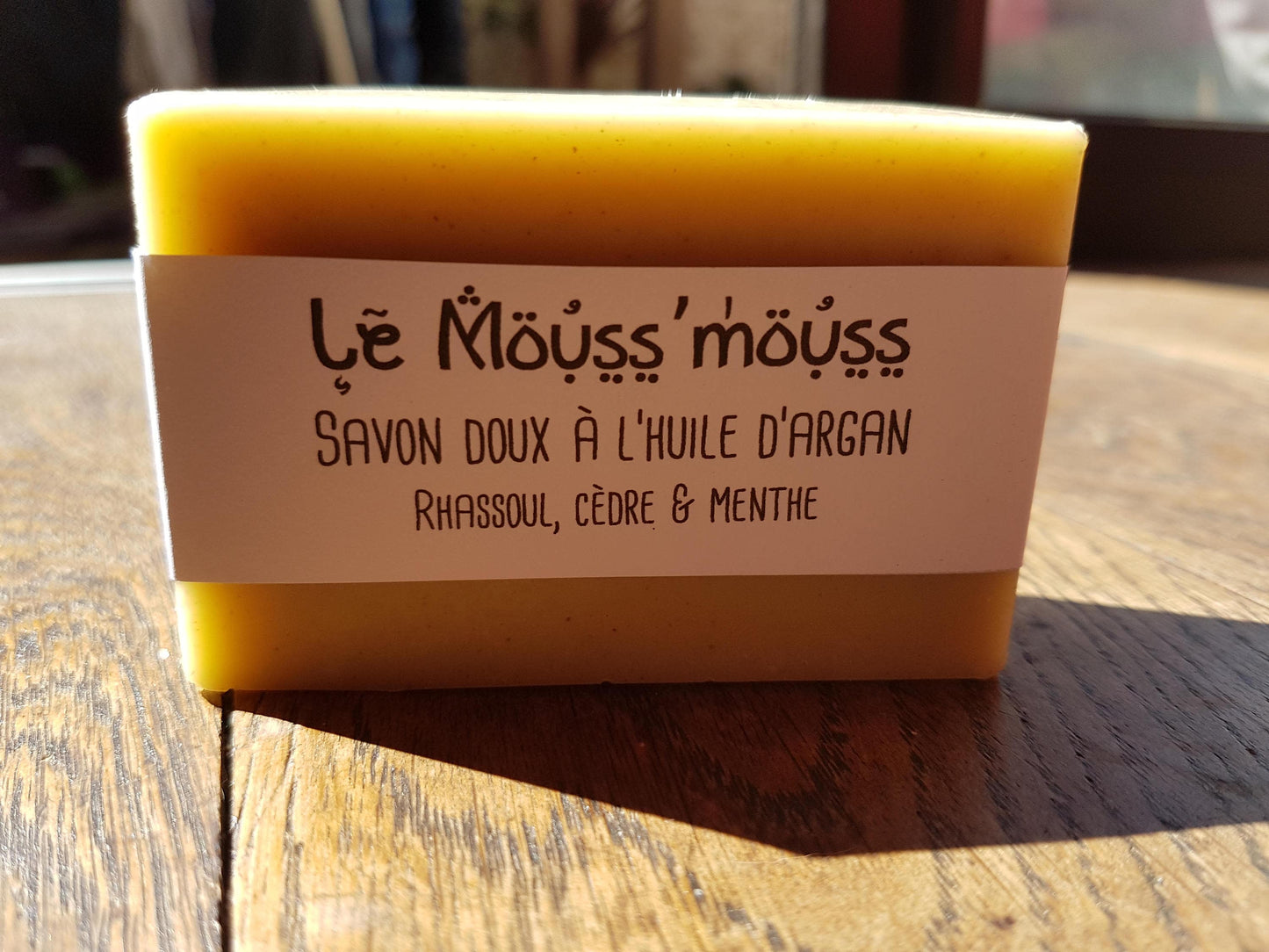 Le "Mouss'mouss", savon artisanal surgras saponifié à froid douceur et hydratation à l'huile d'argan, au rhassoul et huiles essentielles de cèdre, menthe et orange douce