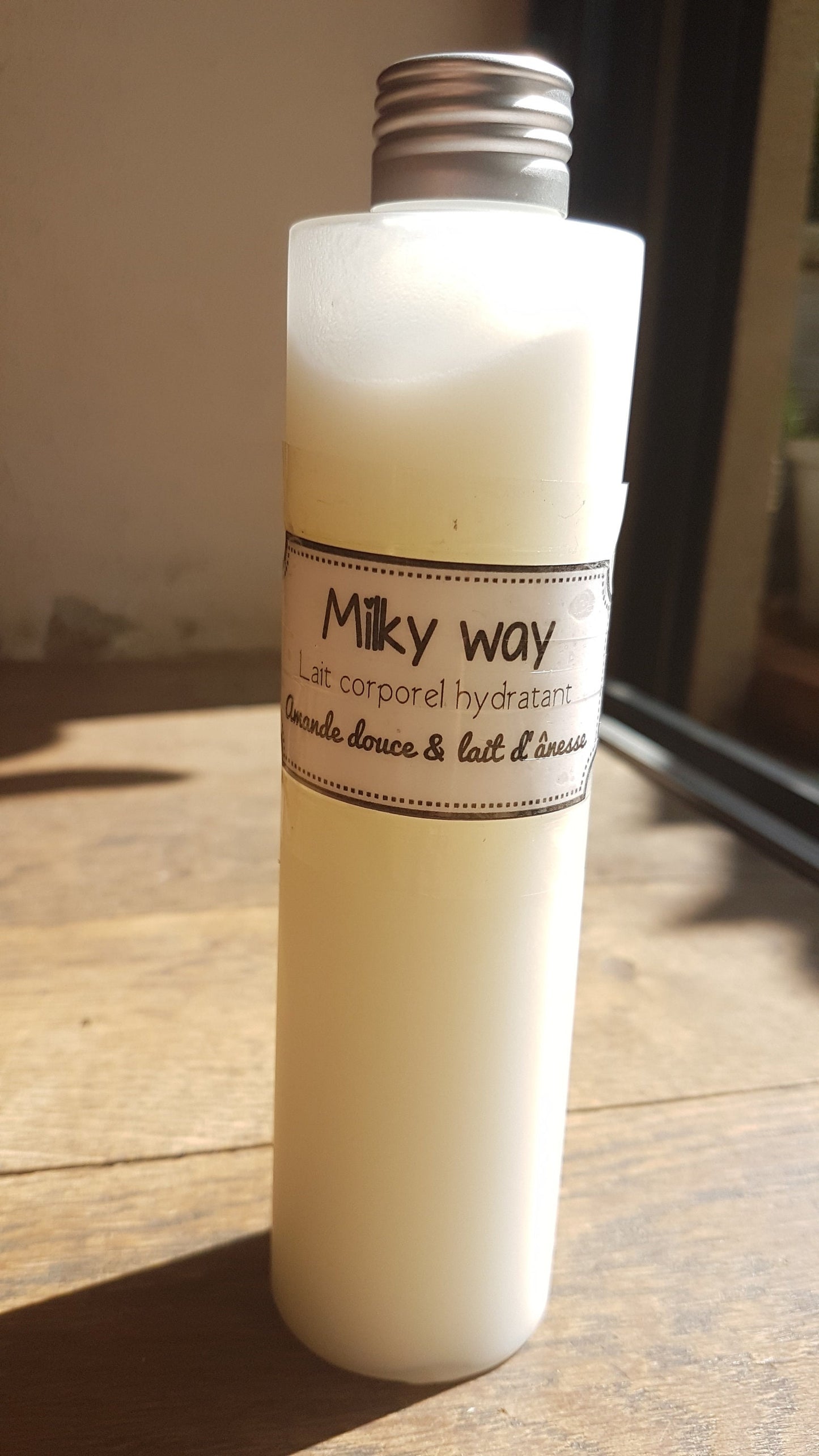 Le "Milky Way", lait corporel fluide pour le corps au lait d'ânesse et à l'huile d'amande douce hydratant et apaisant