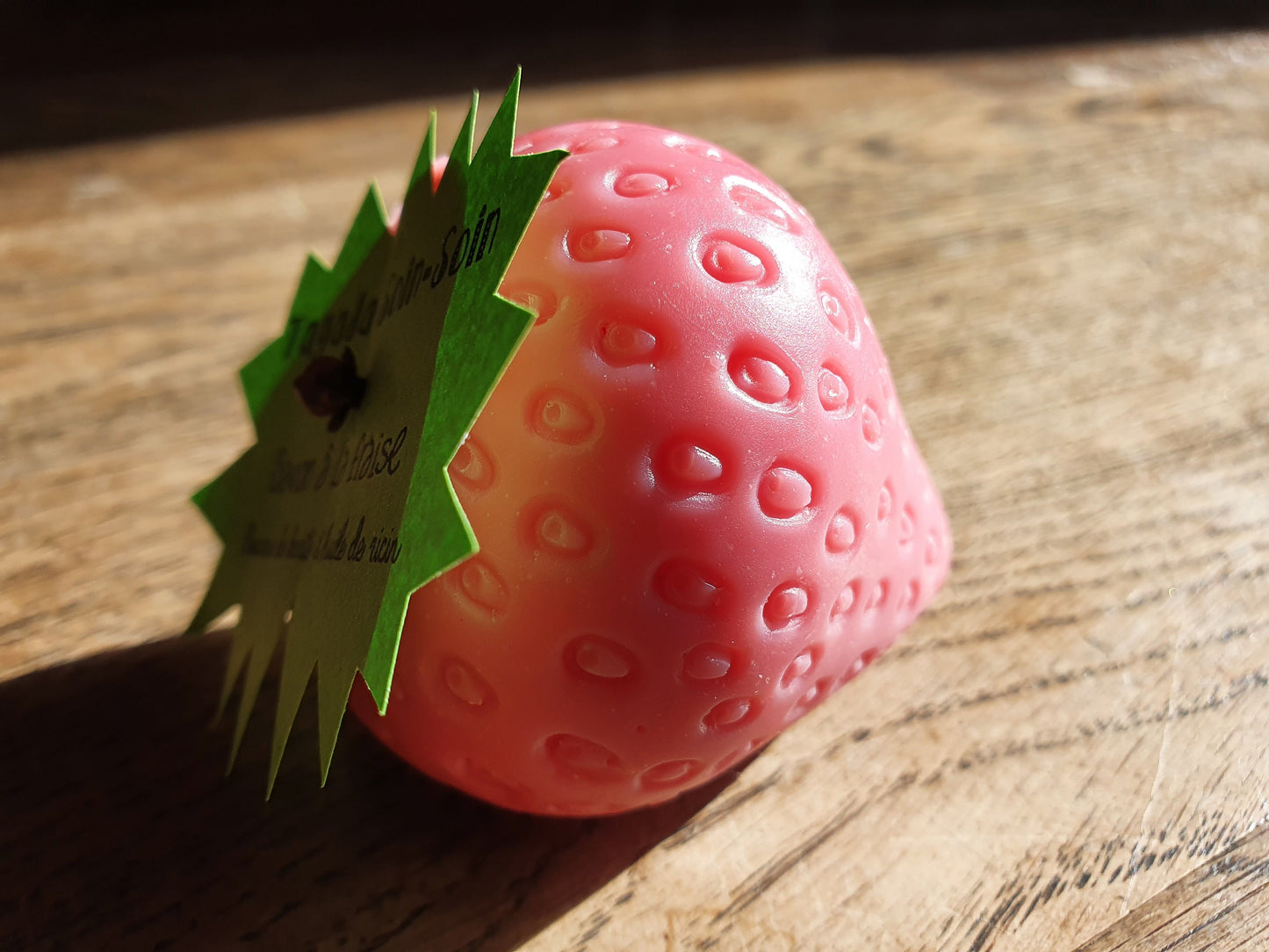 La "Tagada soin soin", savon artisanal surgras saponifié à froid au beurre de karité et à la fraise pour les grands et les petits